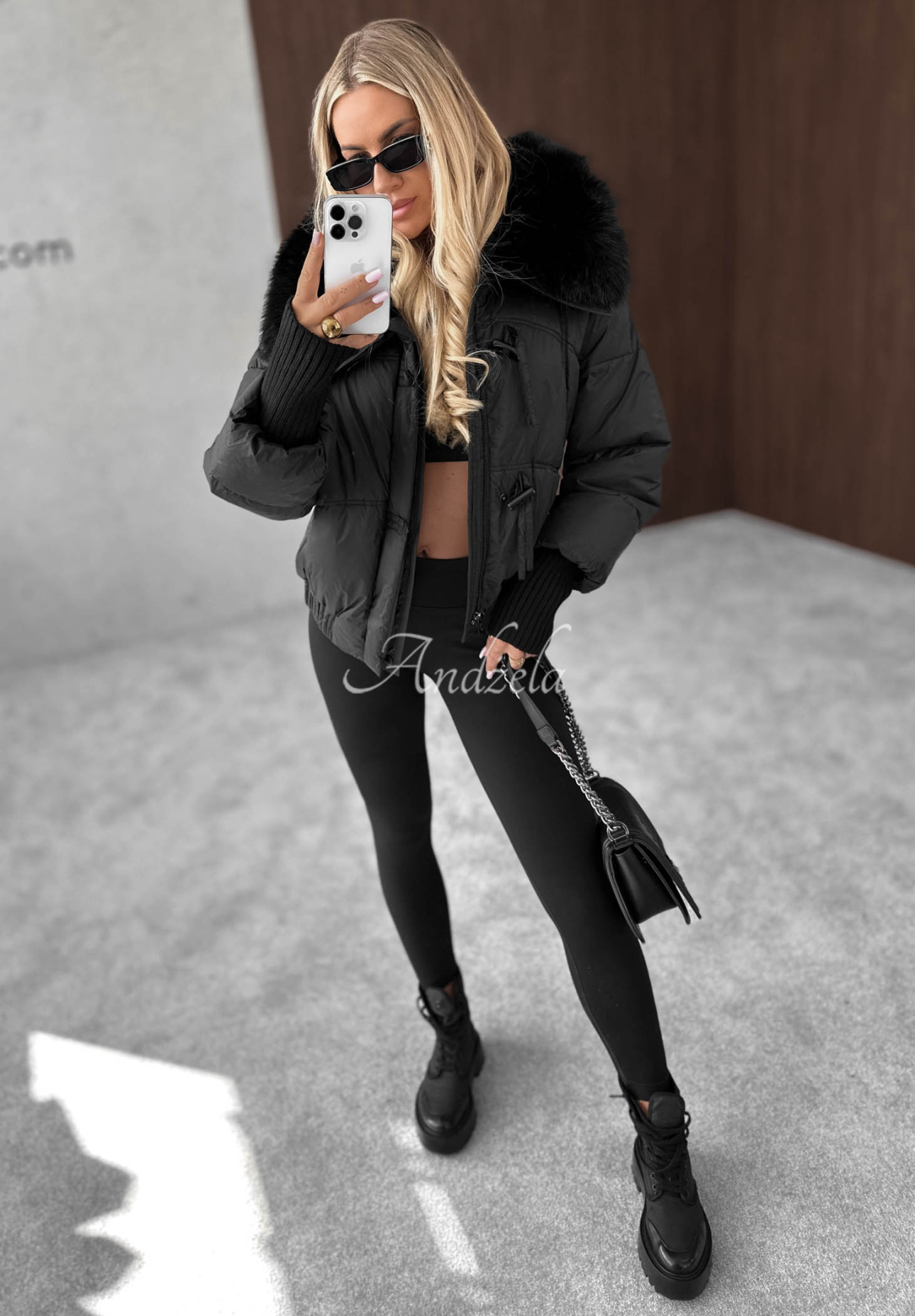 Kurze, gesteppte Jacke mit Fellimitat Plot Twist Schwarz