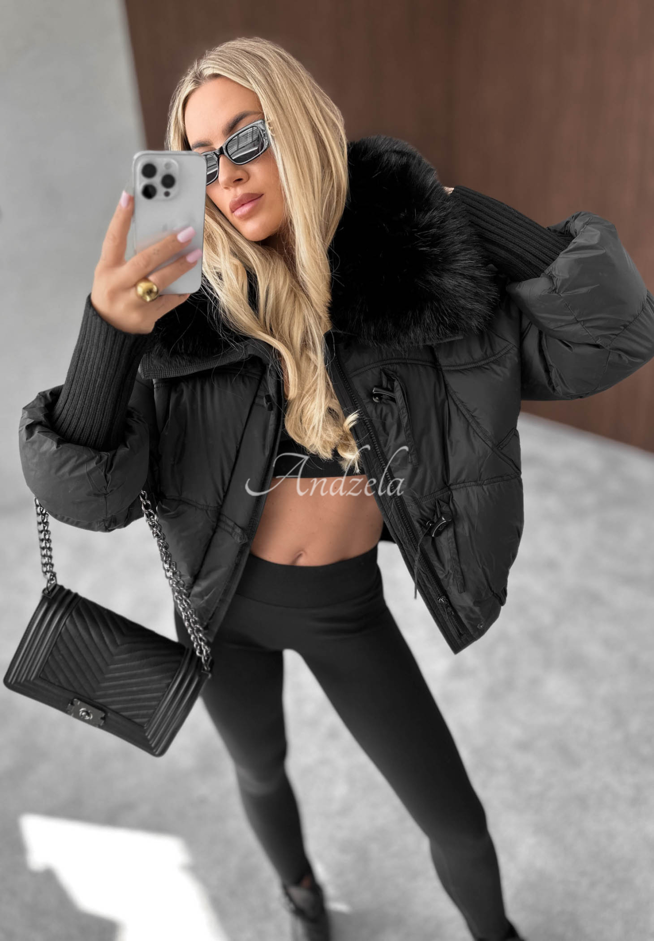 Kurze, gesteppte Jacke mit Fellimitat Plot Twist Schwarz