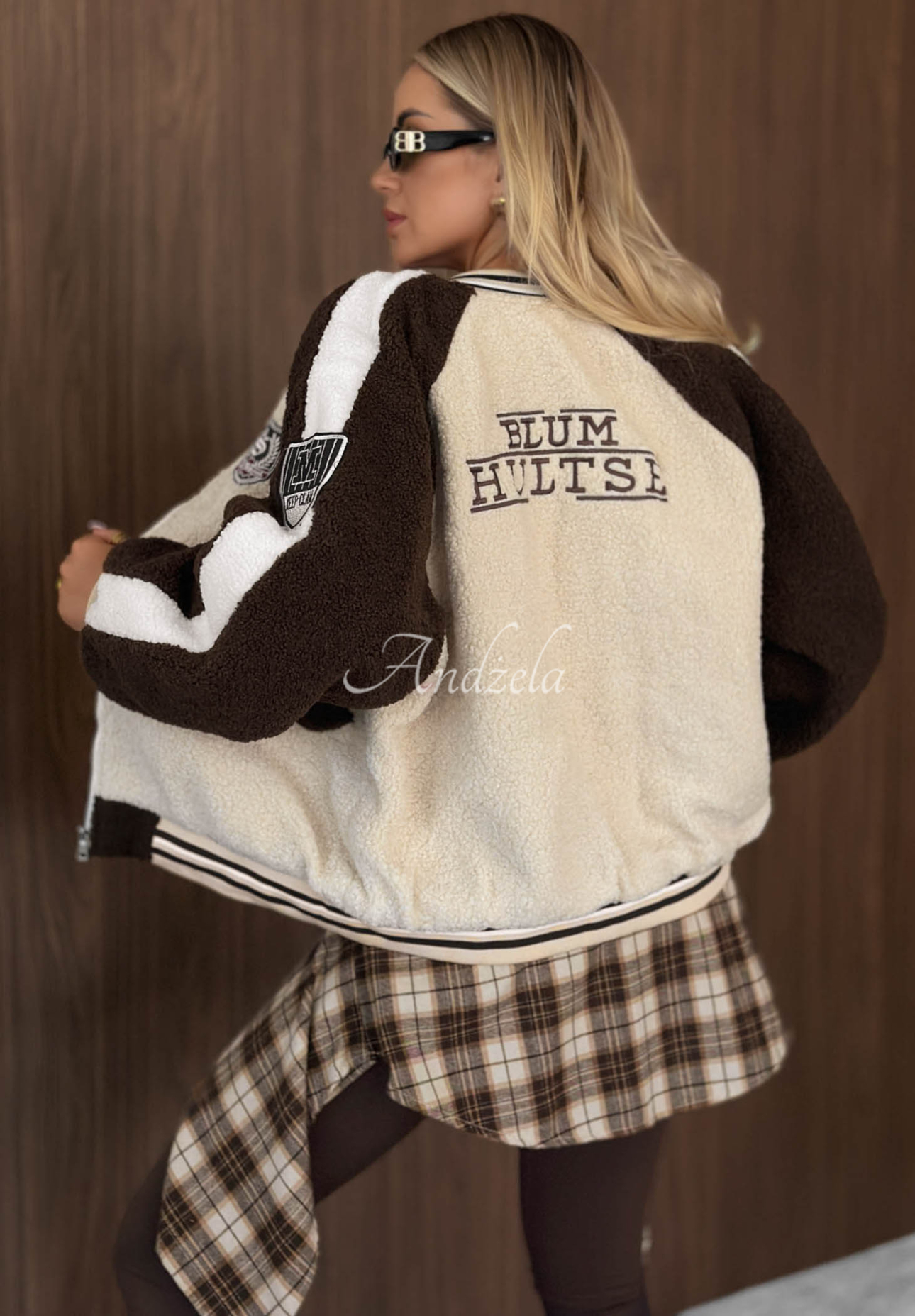 Baseballjacke aus Lammfellimitat mit Aufnähern Caramel Coffee beige-schokoladenbraun