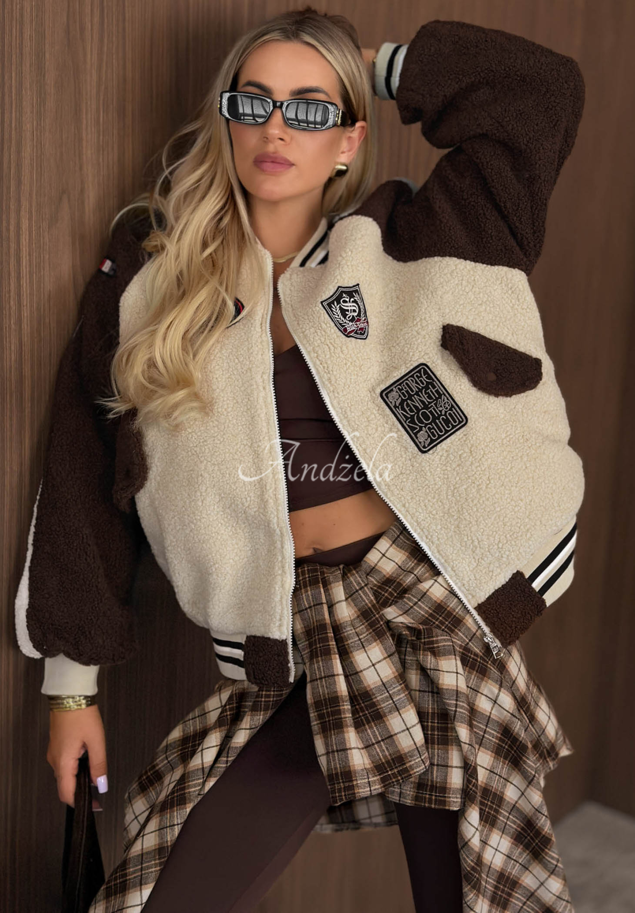 Baseballjacke aus Lammfellimitat mit Aufnähern Caramel Coffee beige-schokoladenbraun