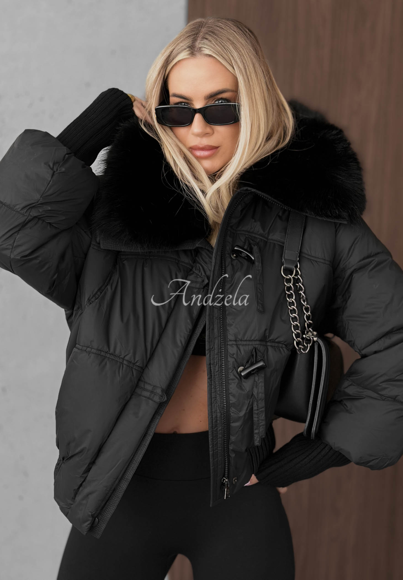 Kurze, gesteppte Jacke mit Fellimitat Plot Twist Schwarz