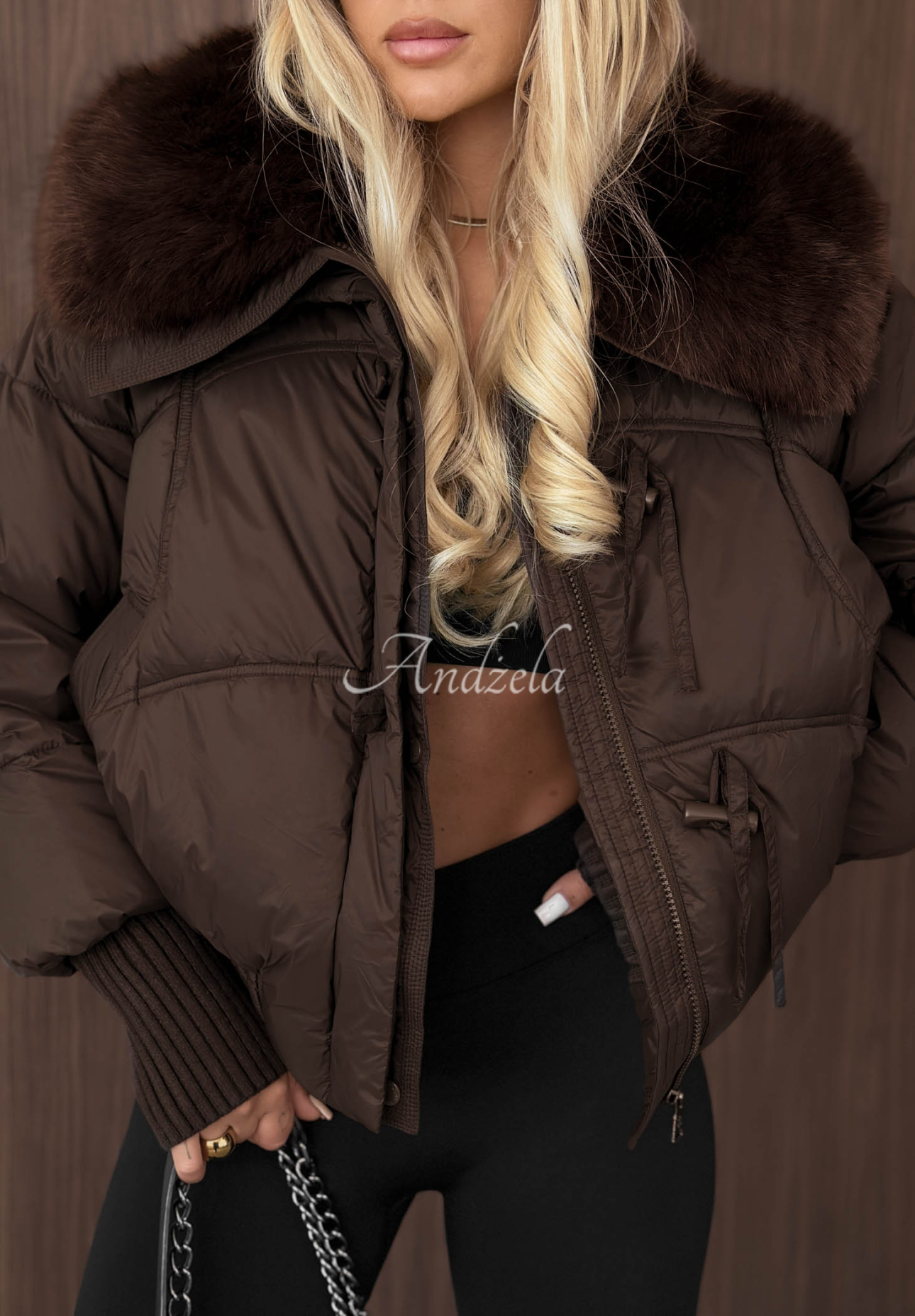 Kurze, gesteppte Jacke mit Fellimitat Plot Twist Schokoladenbraun