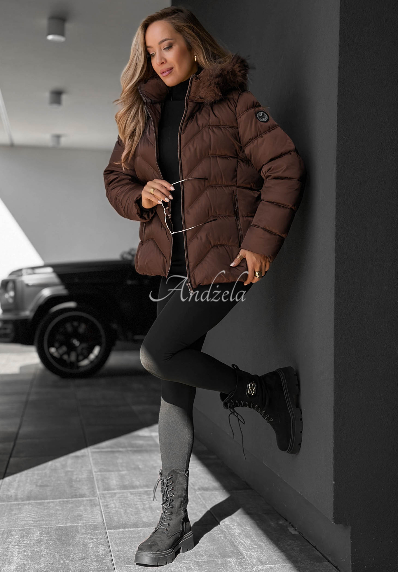 Kurze Steppjacke mit Fellimitat an der Kapuze Frost Belle Schokoladenbraun