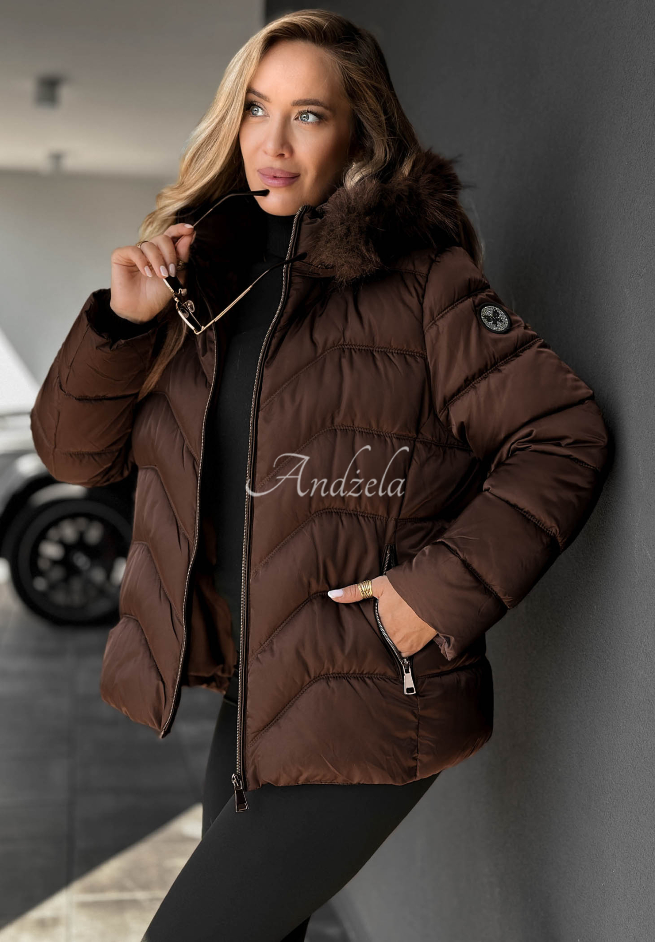 Kurze Steppjacke mit Fellimitat an der Kapuze Frost Belle Schokoladenbraun