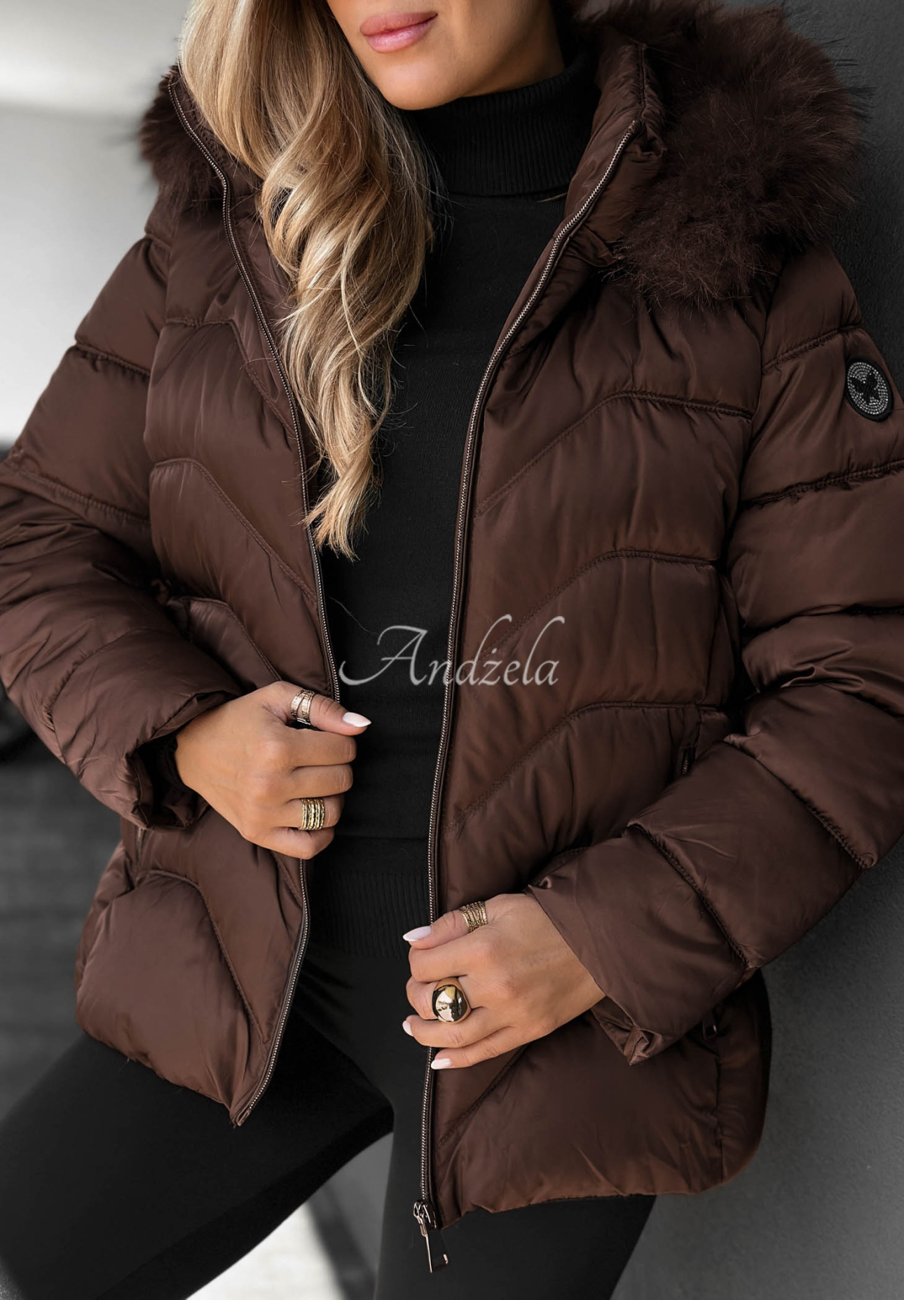 Kurze Steppjacke mit Fellimitat an der Kapuze Frost Belle Schokoladenbraun