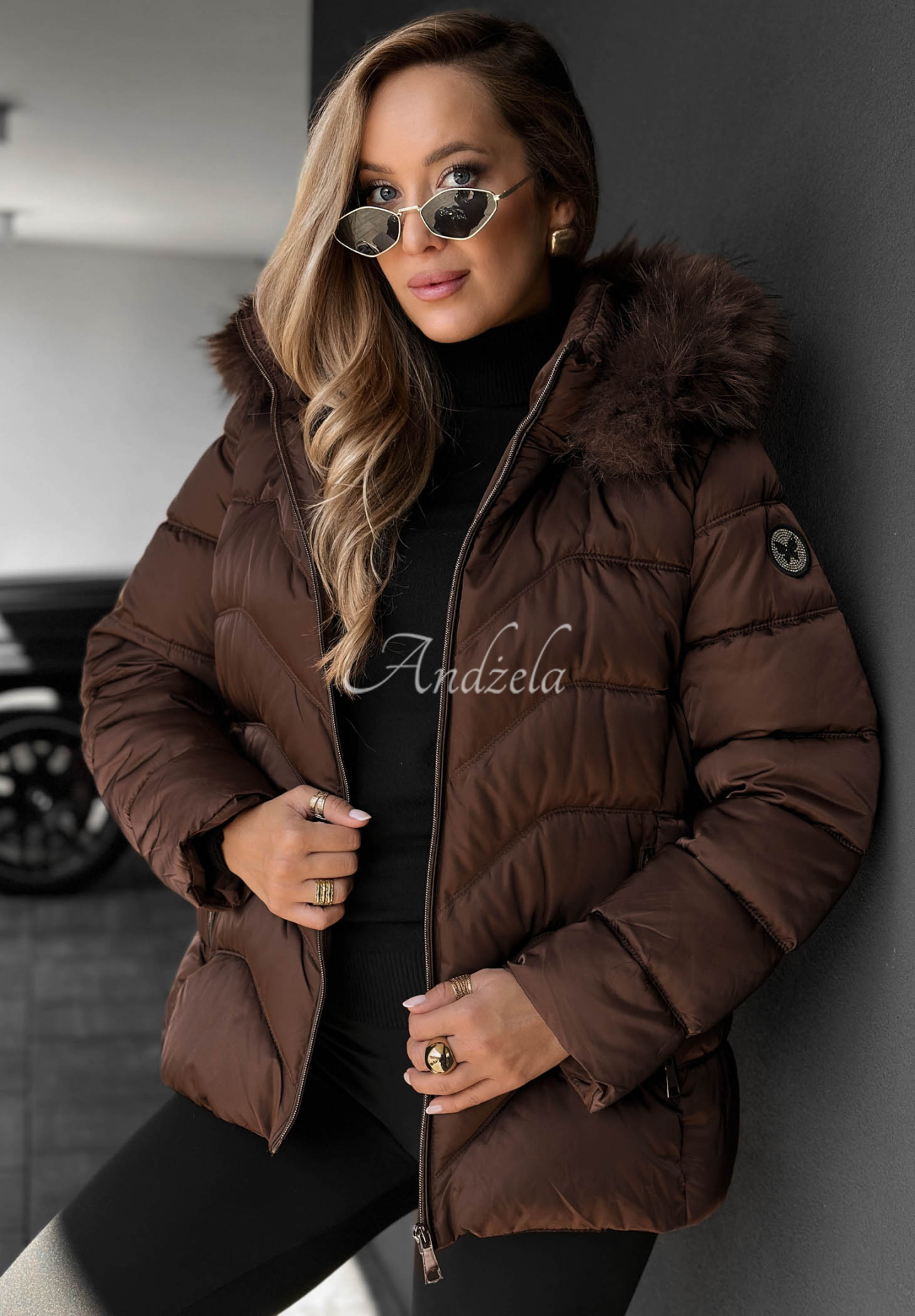 Kurze Steppjacke mit Fellimitat an der Kapuze Frost Belle Schokoladenbraun