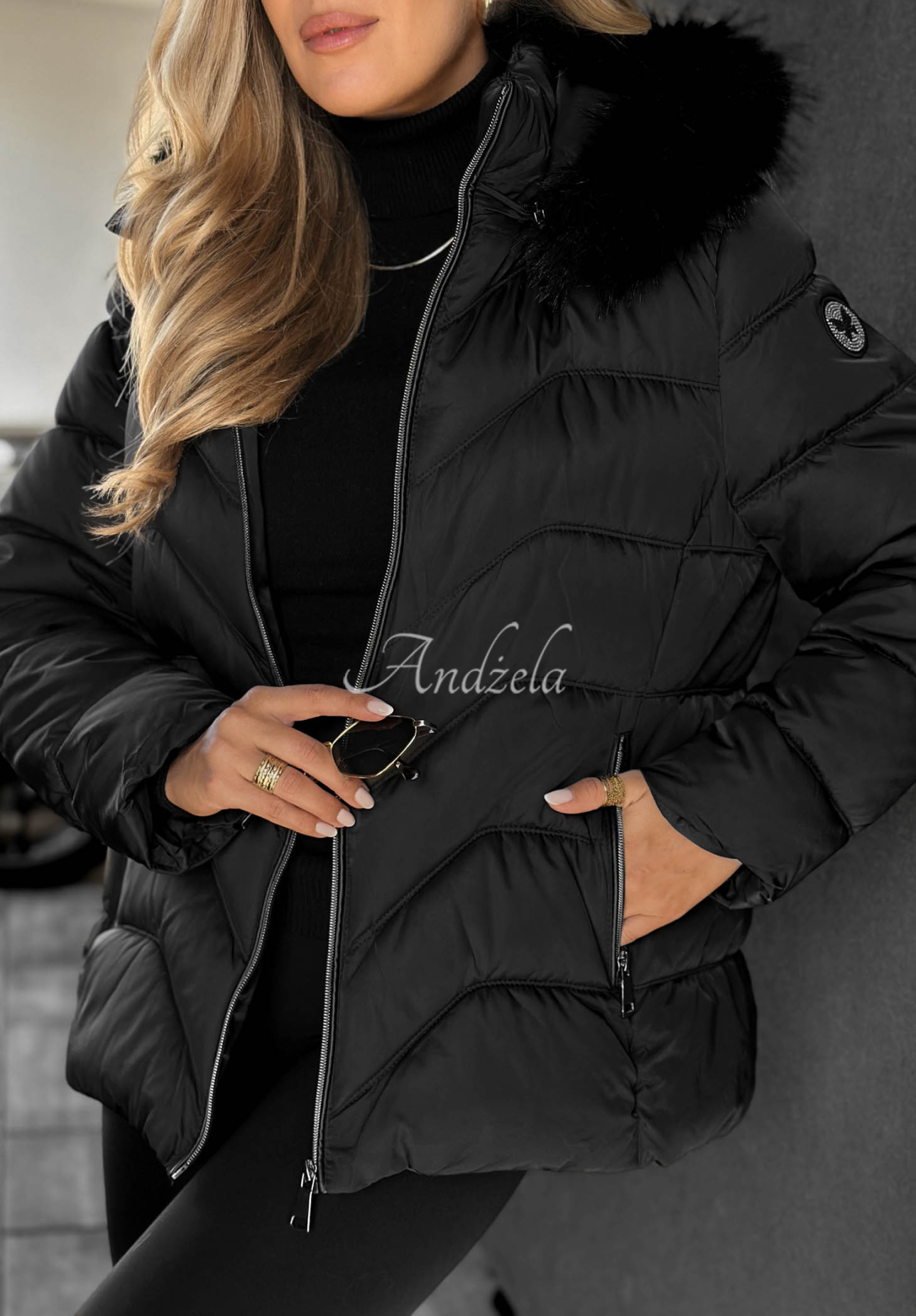 Kurze Steppjacke mit Fellimitat an der Kapuze Frost Belle Schwarz