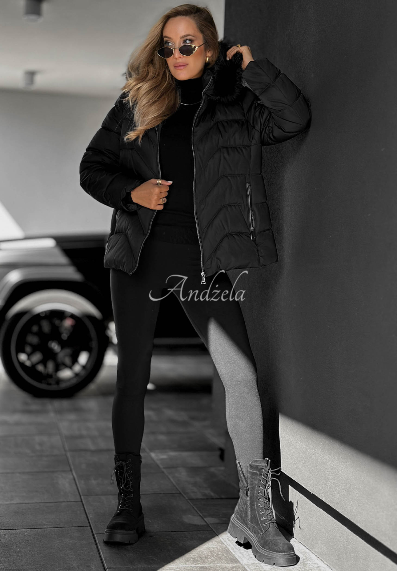 Kurze Steppjacke mit Fellimitat an der Kapuze Frost Belle Schwarz