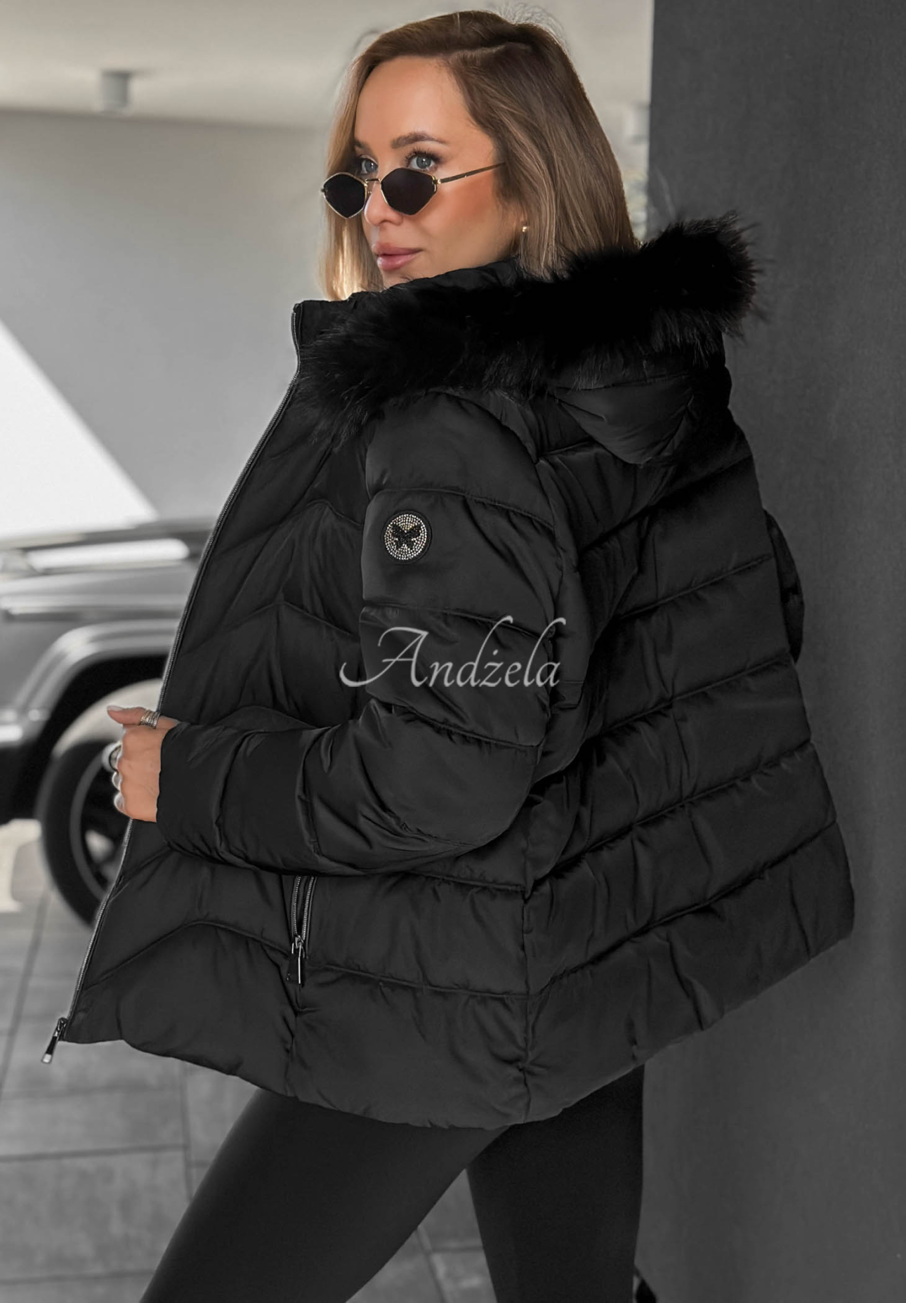 Kurze Steppjacke mit Fellimitat an der Kapuze Frost Belle Schwarz