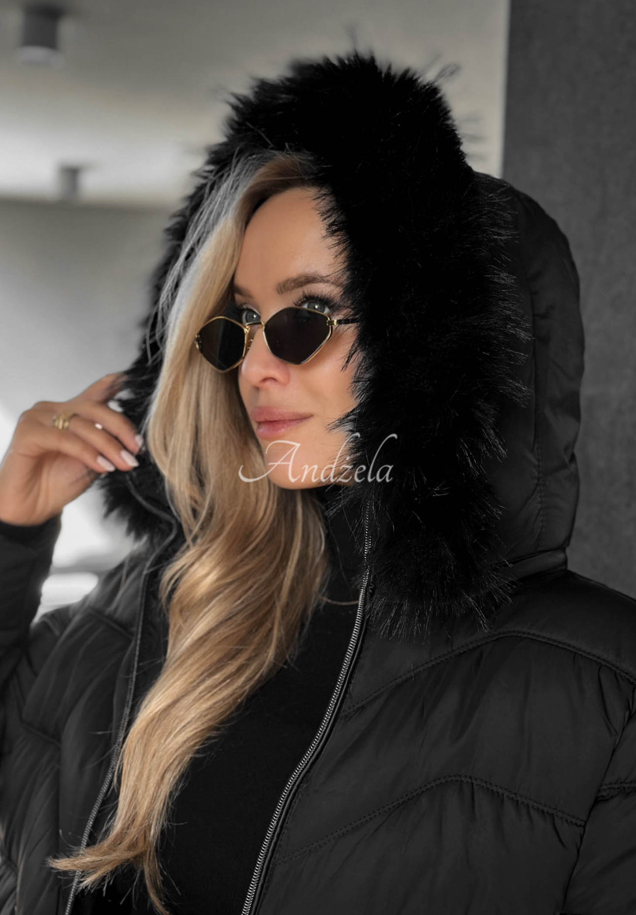 Kurze Steppjacke mit Fellimitat an der Kapuze Frost Belle Schwarz