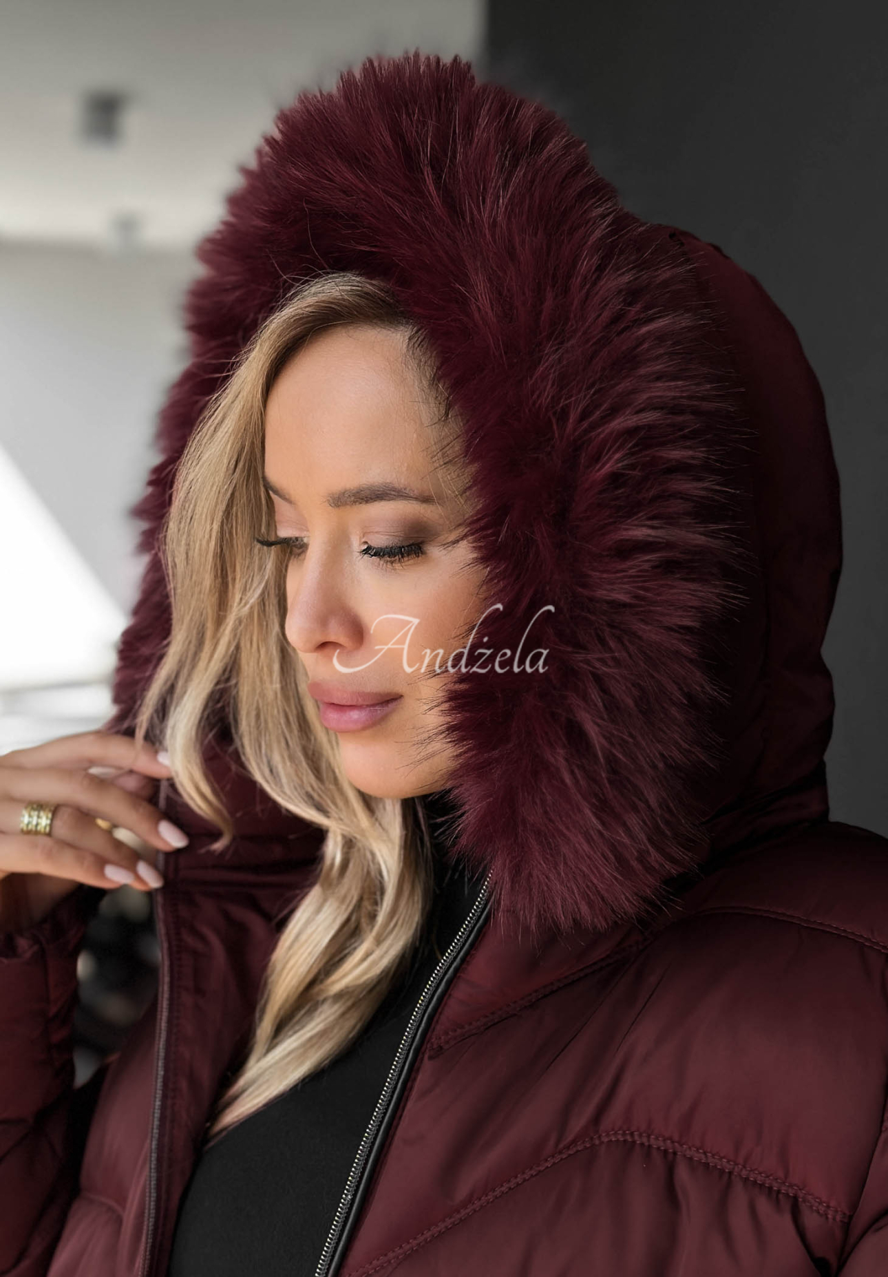 Kurze Steppjacke mit Fellimitat an der Kapuze Frost Belle Burgunderrot