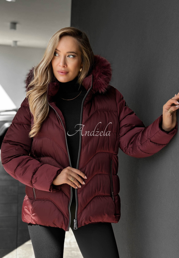 Kurze Steppjacke mit Fellimitat an der Kapuze Frost Belle Burgunderrot