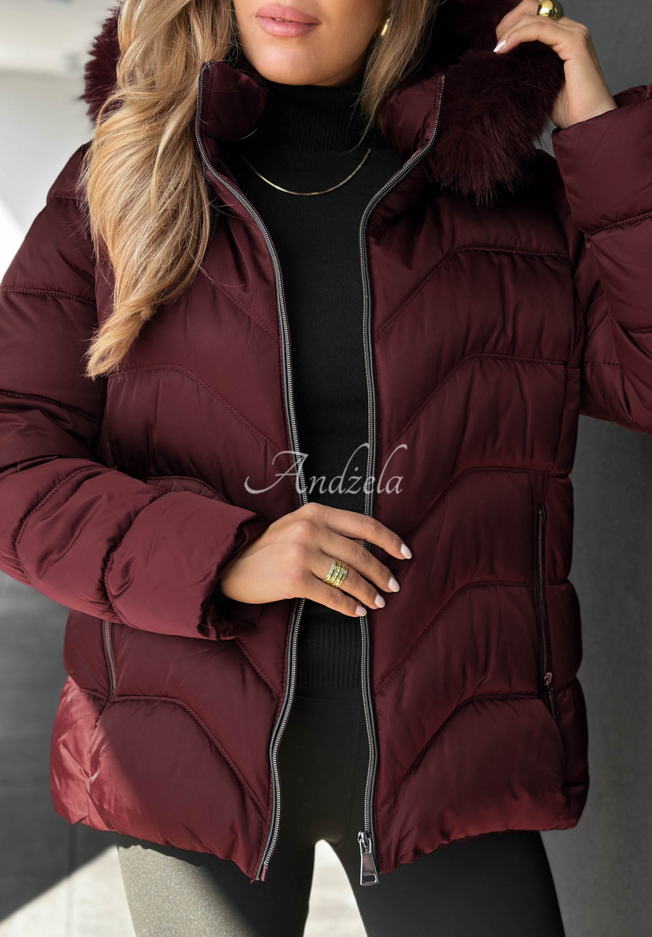 Kurze Steppjacke mit Fellimitat an der Kapuze Frost Belle Burgunderrot