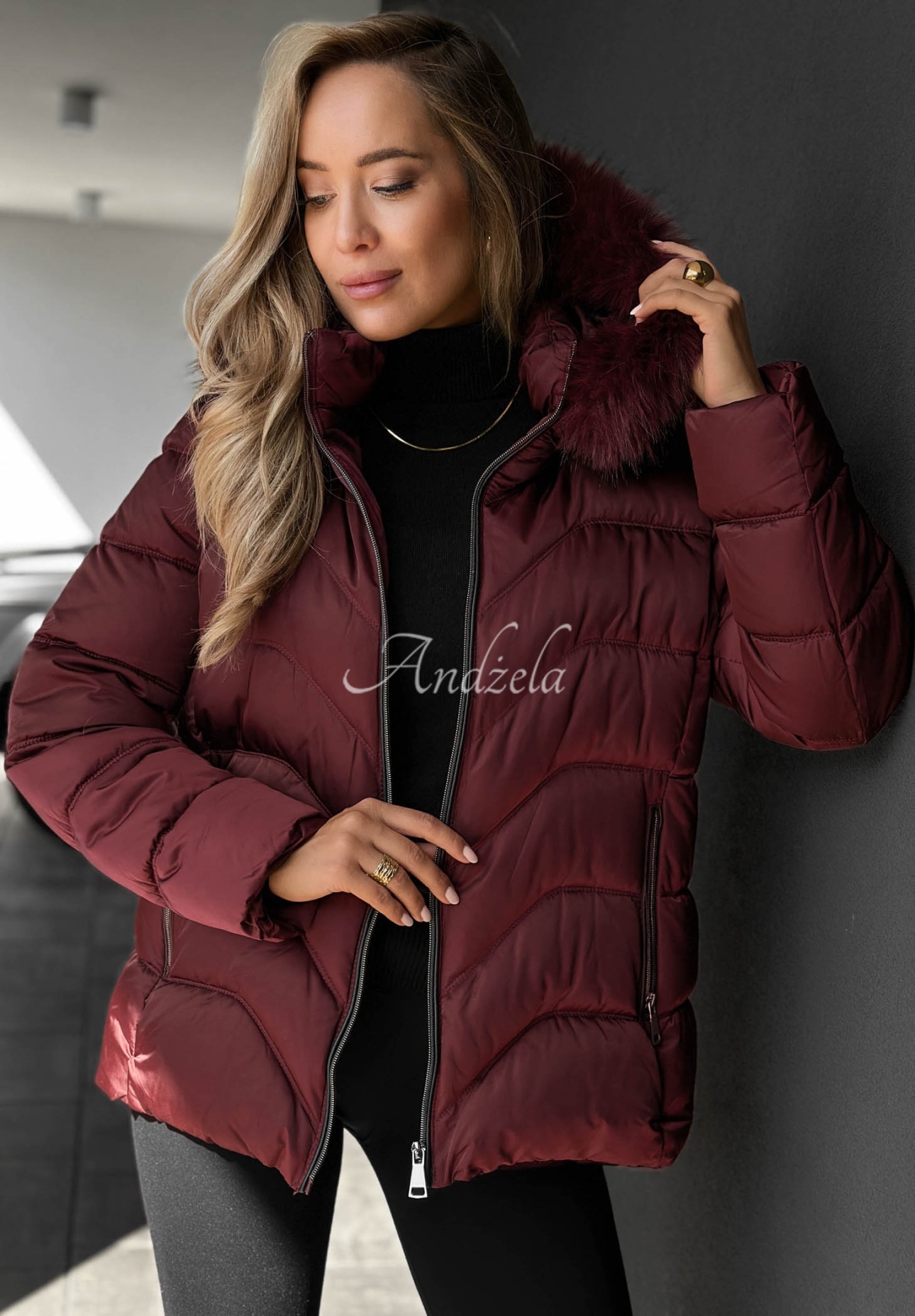 Kurze Steppjacke mit Fellimitat an der Kapuze Frost Belle Burgunderrot