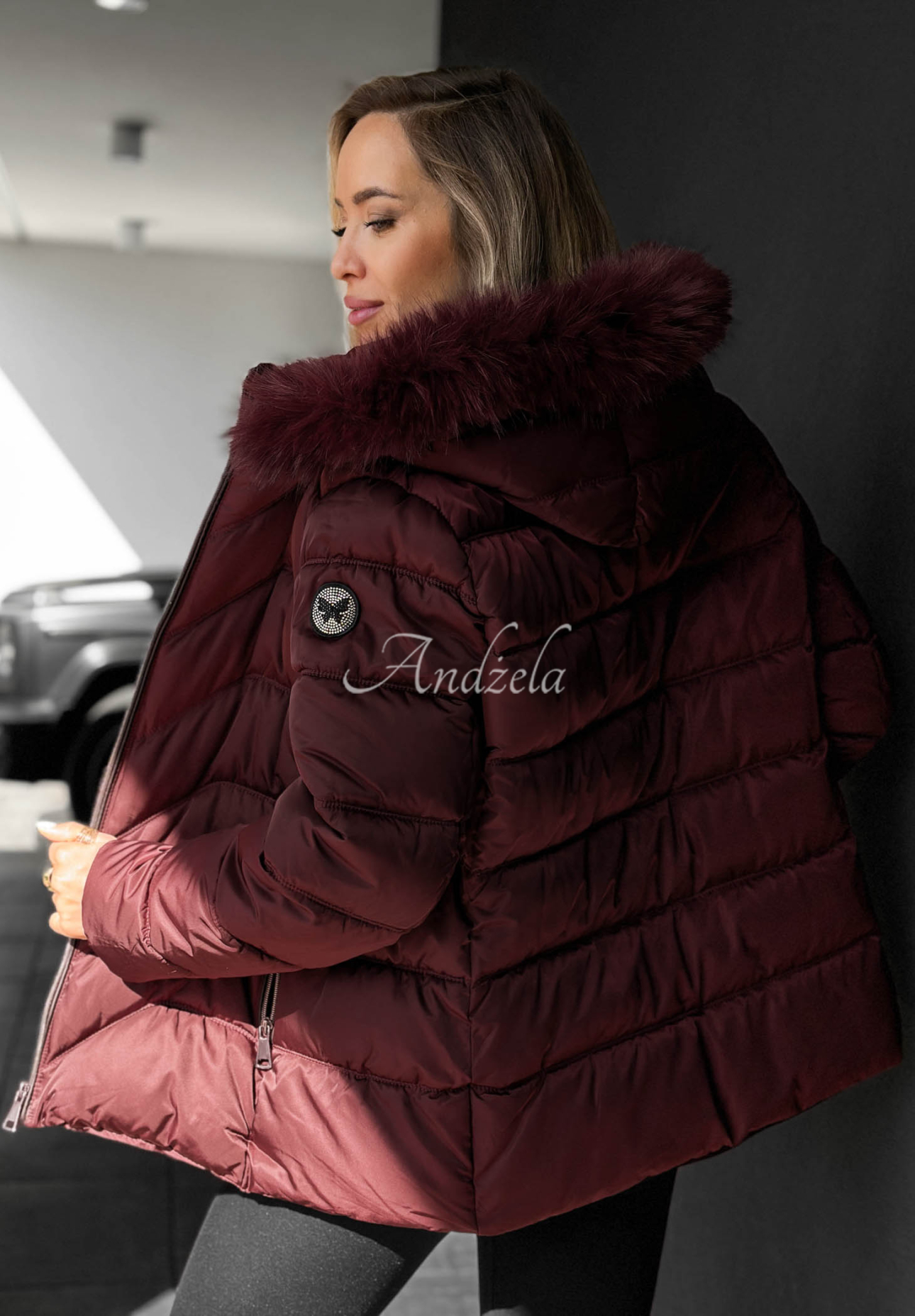 Kurze Steppjacke mit Fellimitat an der Kapuze Frost Belle Burgunderrot