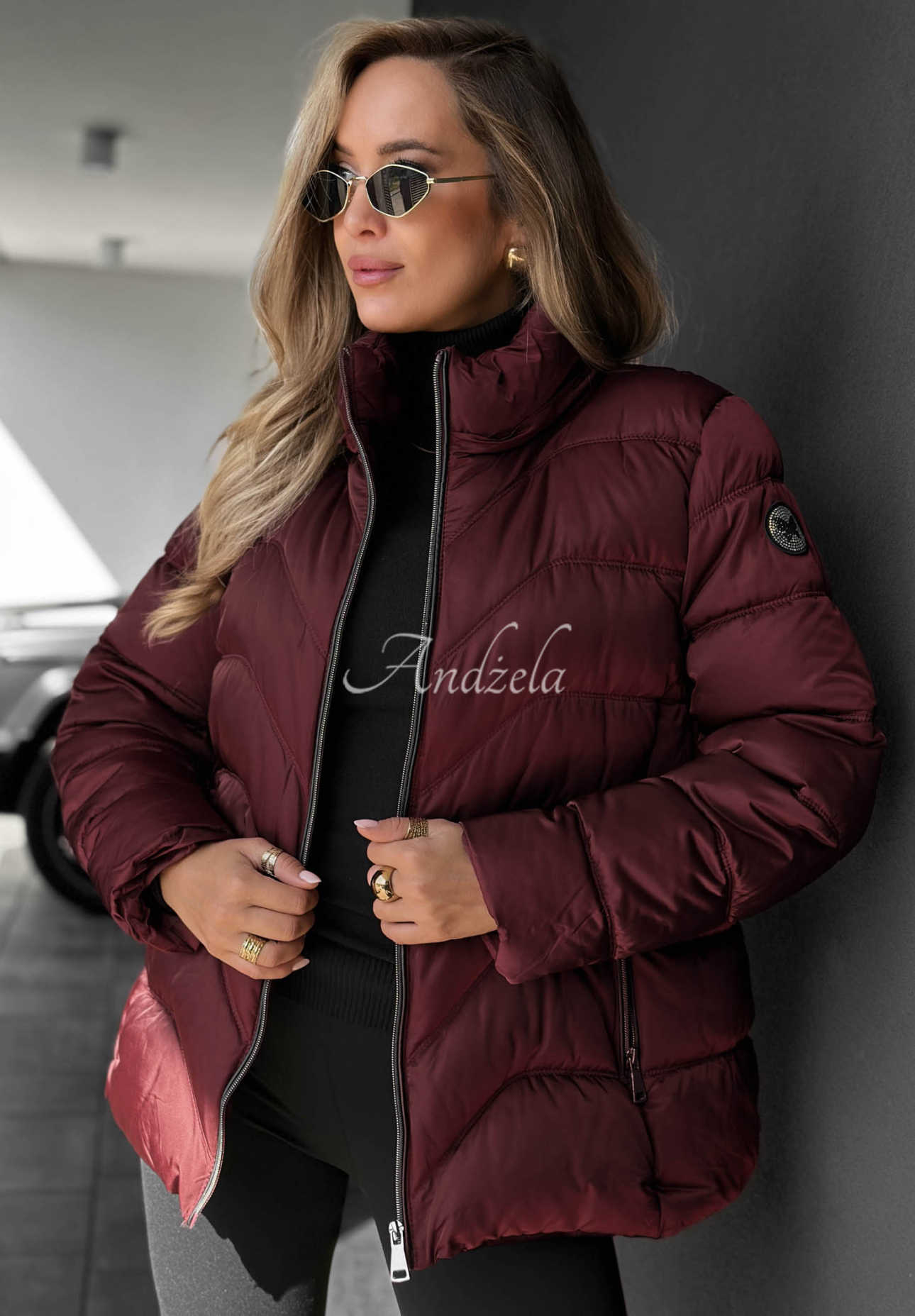 Kurze Steppjacke mit Fellimitat an der Kapuze Frost Belle Burgunderrot
