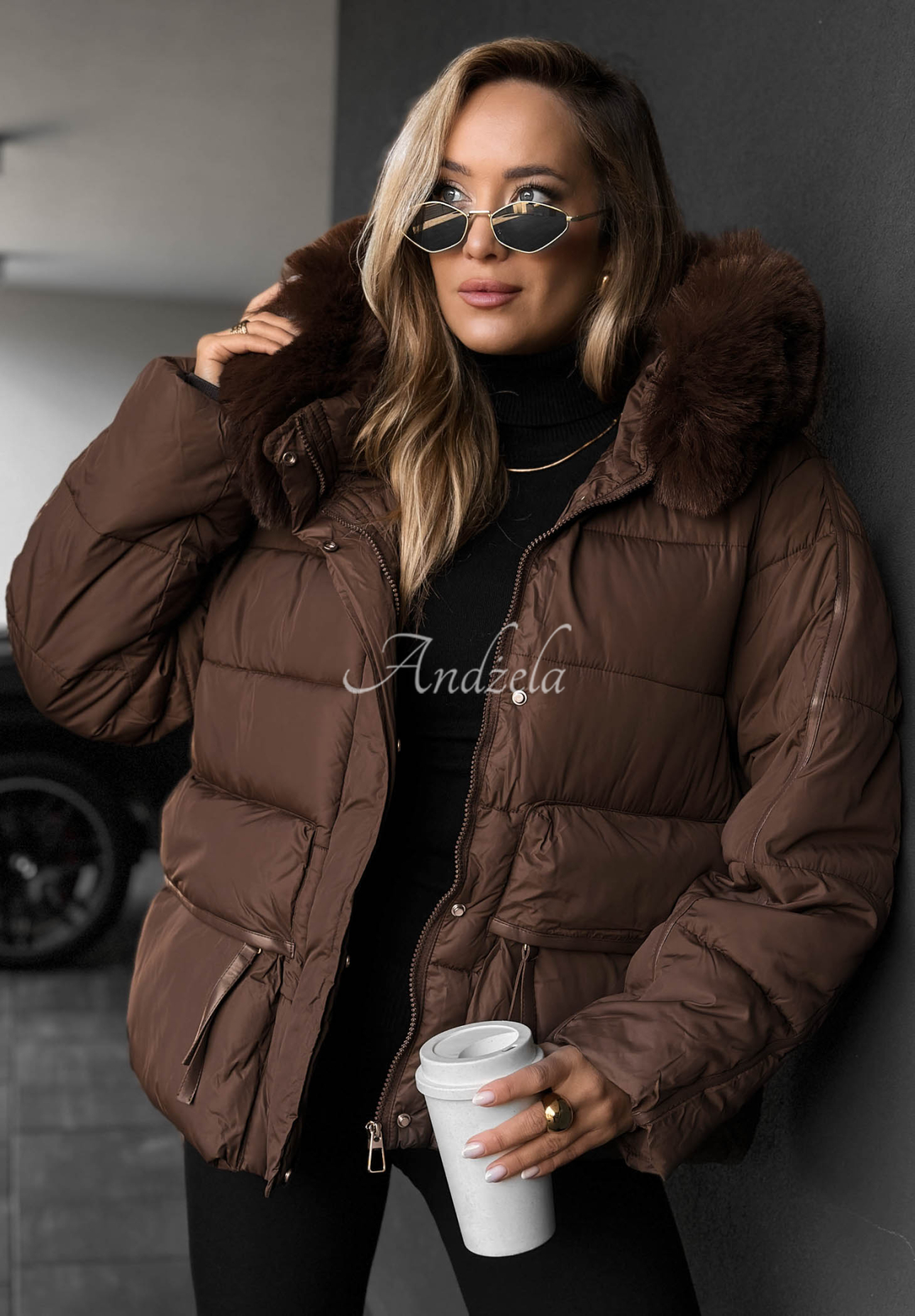 Kurze, gesteppte Jacke mit Kapuze und Kunstfell Ice River Schokoladenbraun