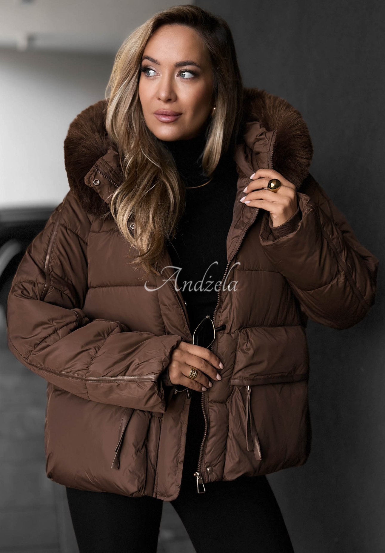 Kurze, gesteppte Jacke mit Kapuze und Kunstfell Ice River Schokoladenbraun