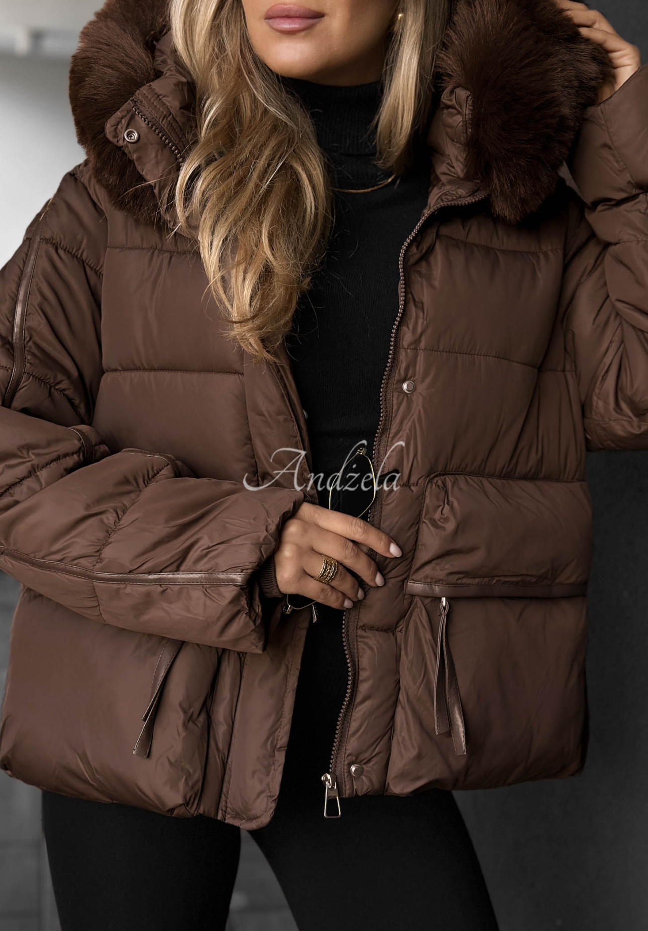 Kurze, gesteppte Jacke mit Kapuze und Kunstfell Ice River Schokoladenbraun