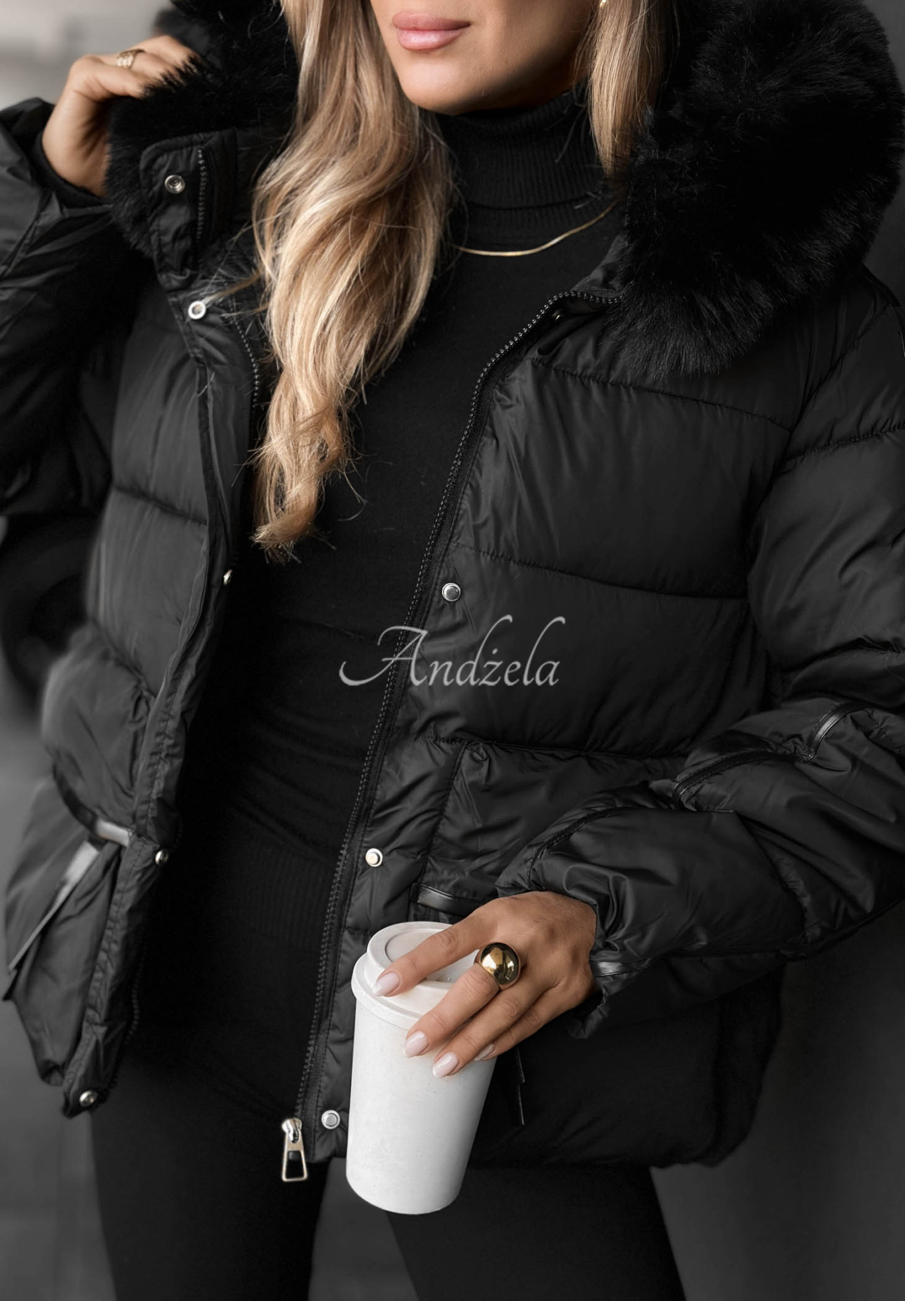 Kurze, gesteppte Jacke mit Kapuze und Kunstfell Ice River Schwarz