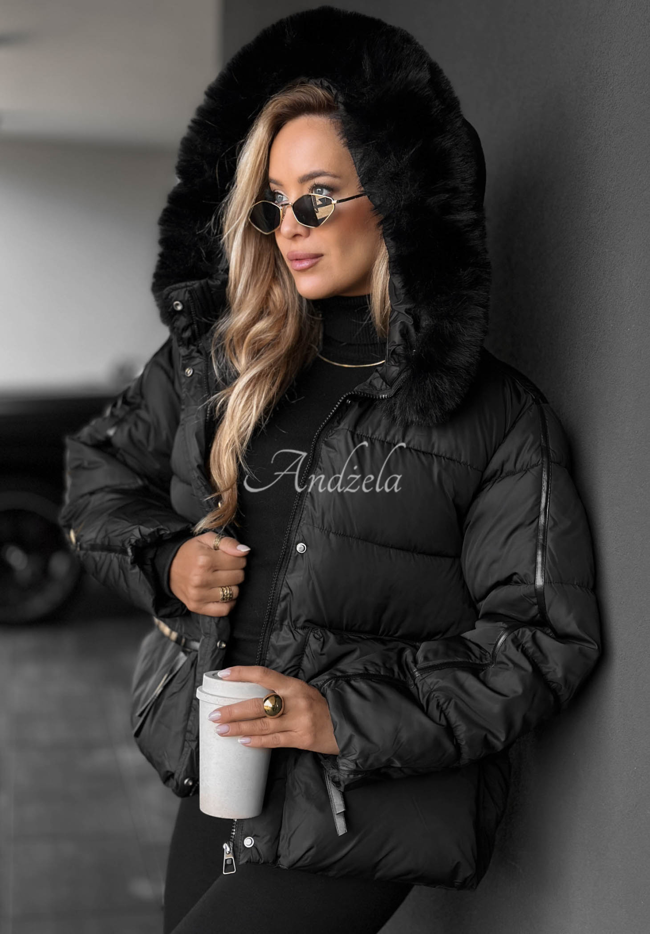 Kurze, gesteppte Jacke mit Kapuze und Kunstfell Ice River Schwarz