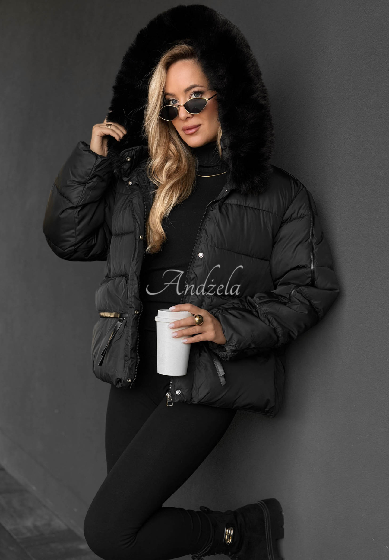 Kurze, gesteppte Jacke mit Kapuze und Kunstfell Ice River Schwarz