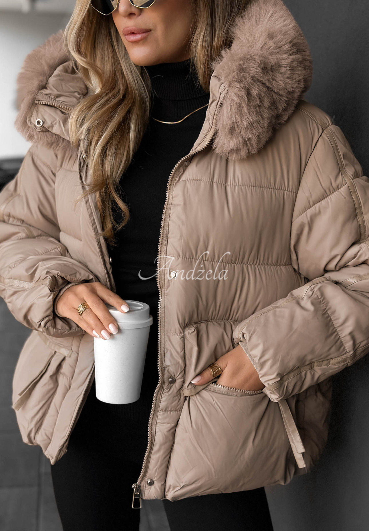 Kurze, gesteppte Jacke mit Kapuze und Kunstfell Ice River Beige