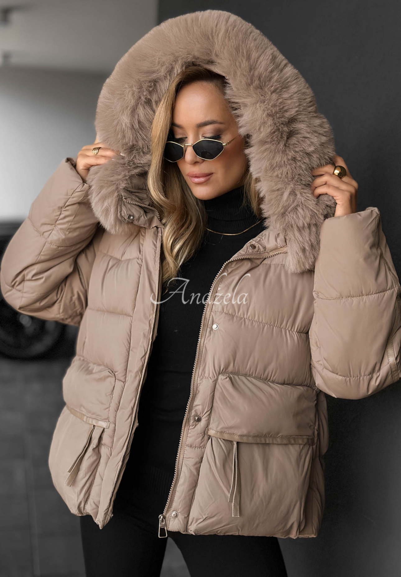 Kurze, gesteppte Jacke mit Kapuze und Kunstfell Ice River Beige