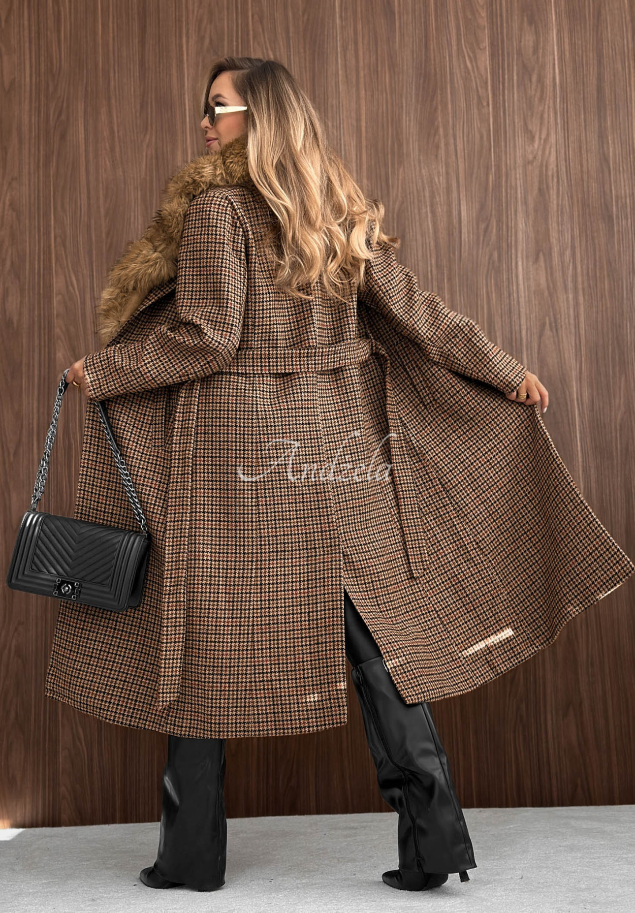 Langer Mantel mit Karomuster, Fellbesatz und Gürtel Miss Fall Camel