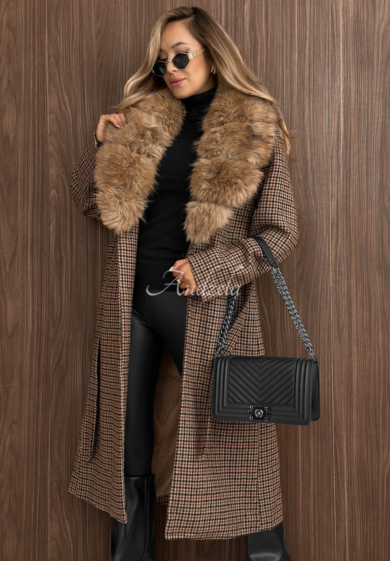 Langer Mantel mit Karomuster, Fellbesatz und Gürtel Miss Fall Camel