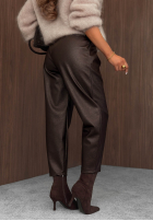 Skórzane Hose mom fit z paskiem Pretty Autumn Schokoladenbraun