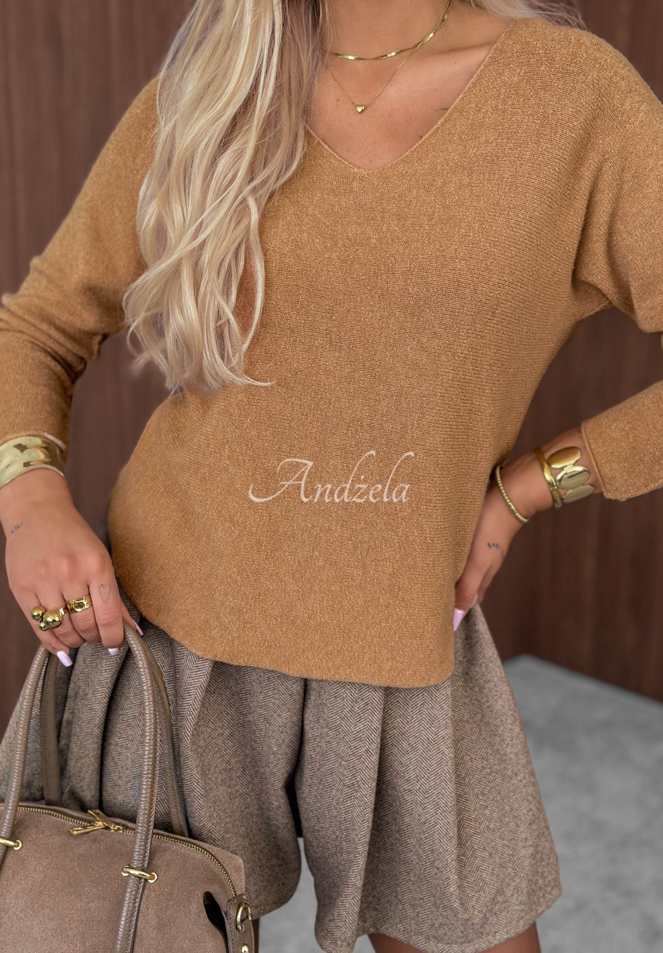 Leichter Viskose-Pullover mit V-Ausschnitt Amber Woods Camel