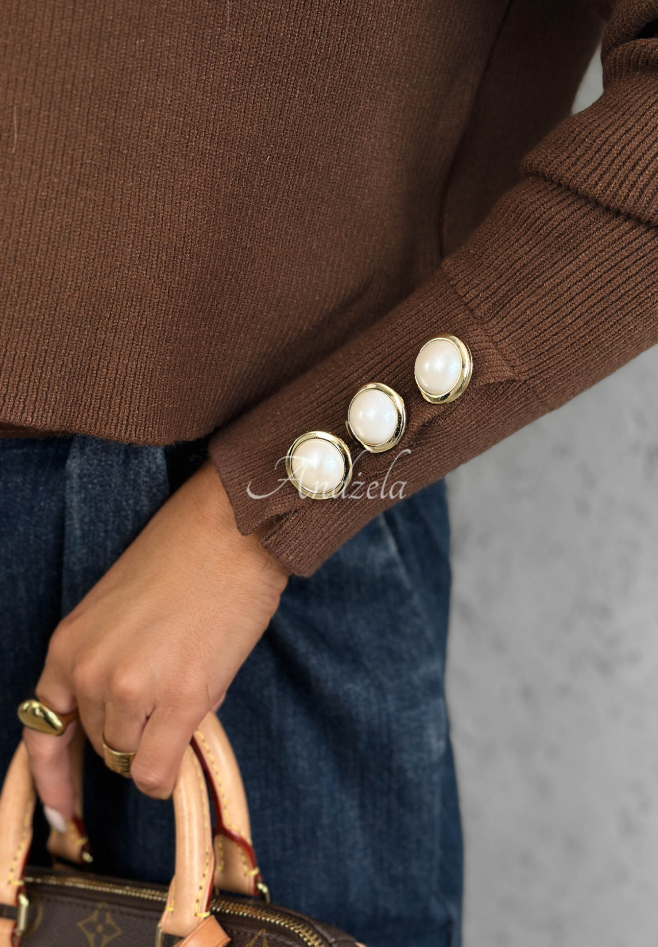 Viskose-Pullover mit Rollkragen und Zierknöpfen The Everyday Schokoladenbraun