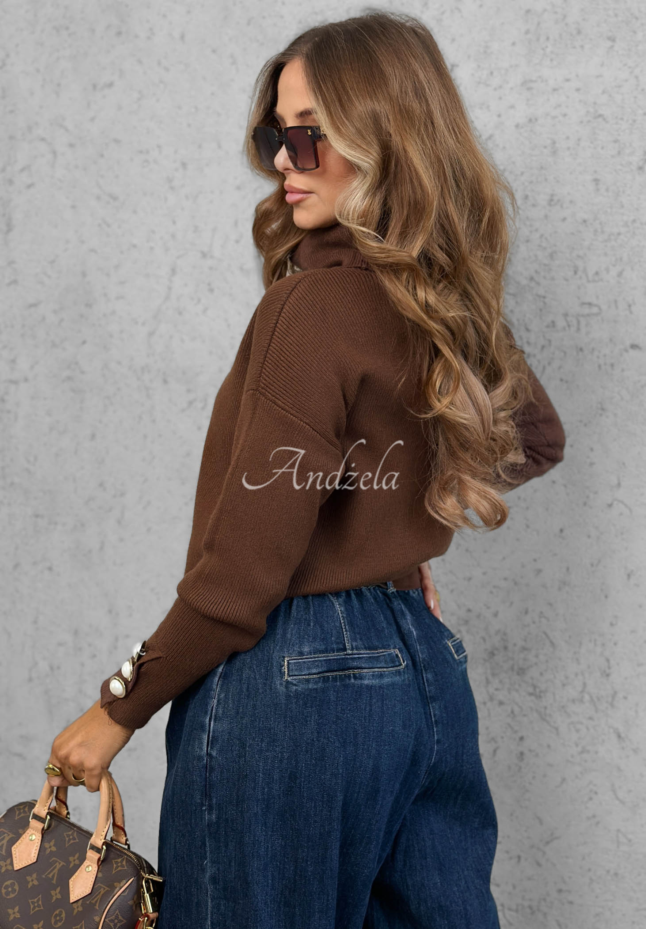 Viskose-Pullover mit Rollkragen und Zierknöpfen The Everyday Schokoladenbraun