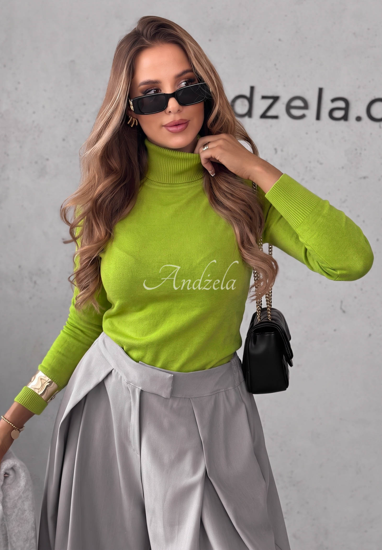 Figurnaher Rollkragenpullover Solange Olivgrün