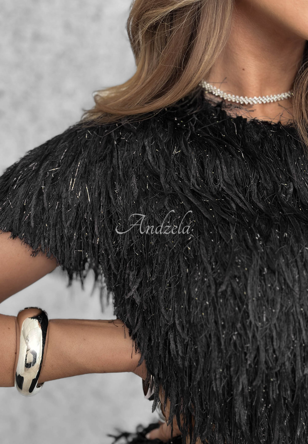 Kurze Bluse mit Federn Dangerous Charm Schwarz