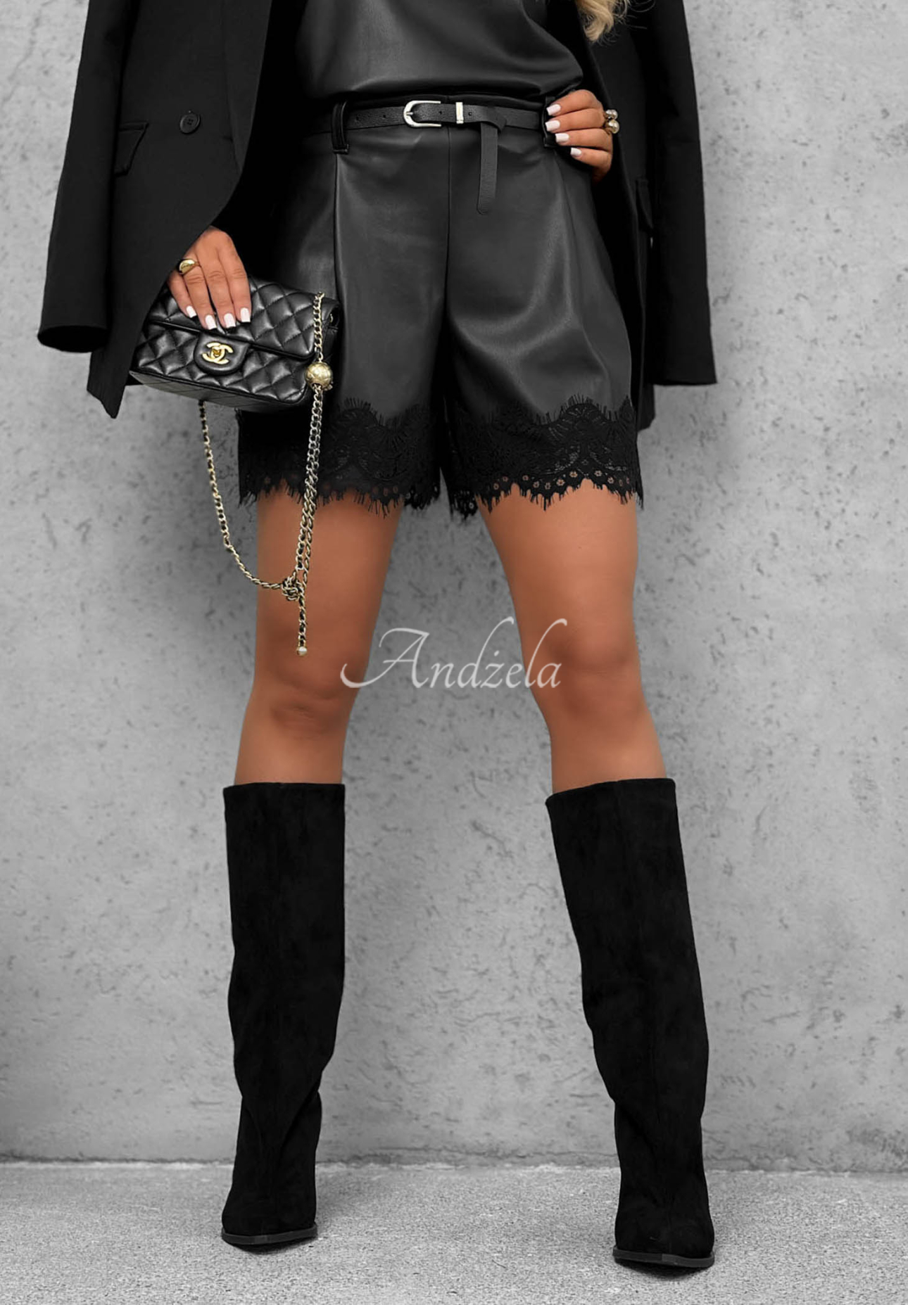 Kurze Ledershorts mit Spitze und Gürtel Sweet Rebel Schwarz