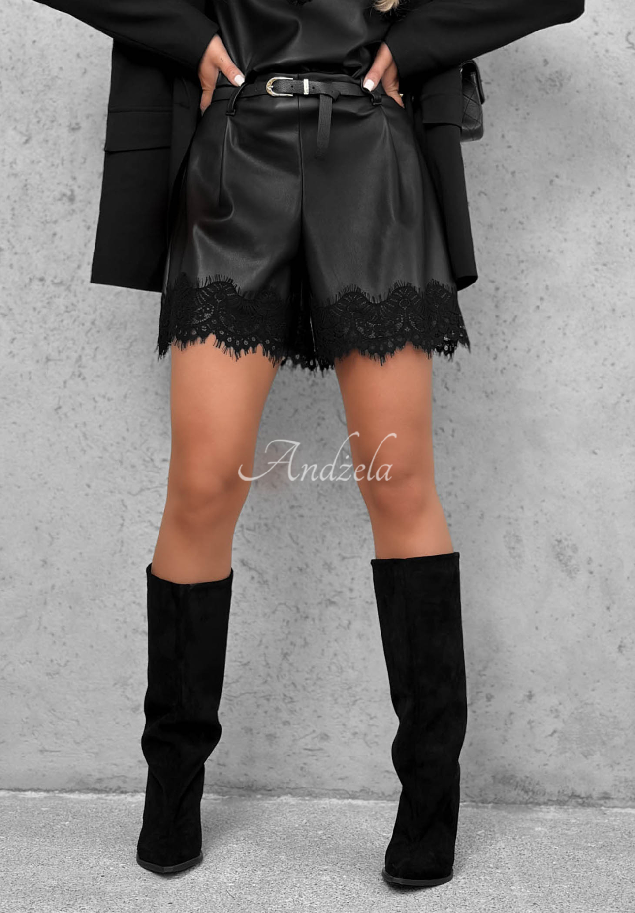 Kurze Ledershorts mit Spitze und Gürtel Sweet Rebel Schwarz