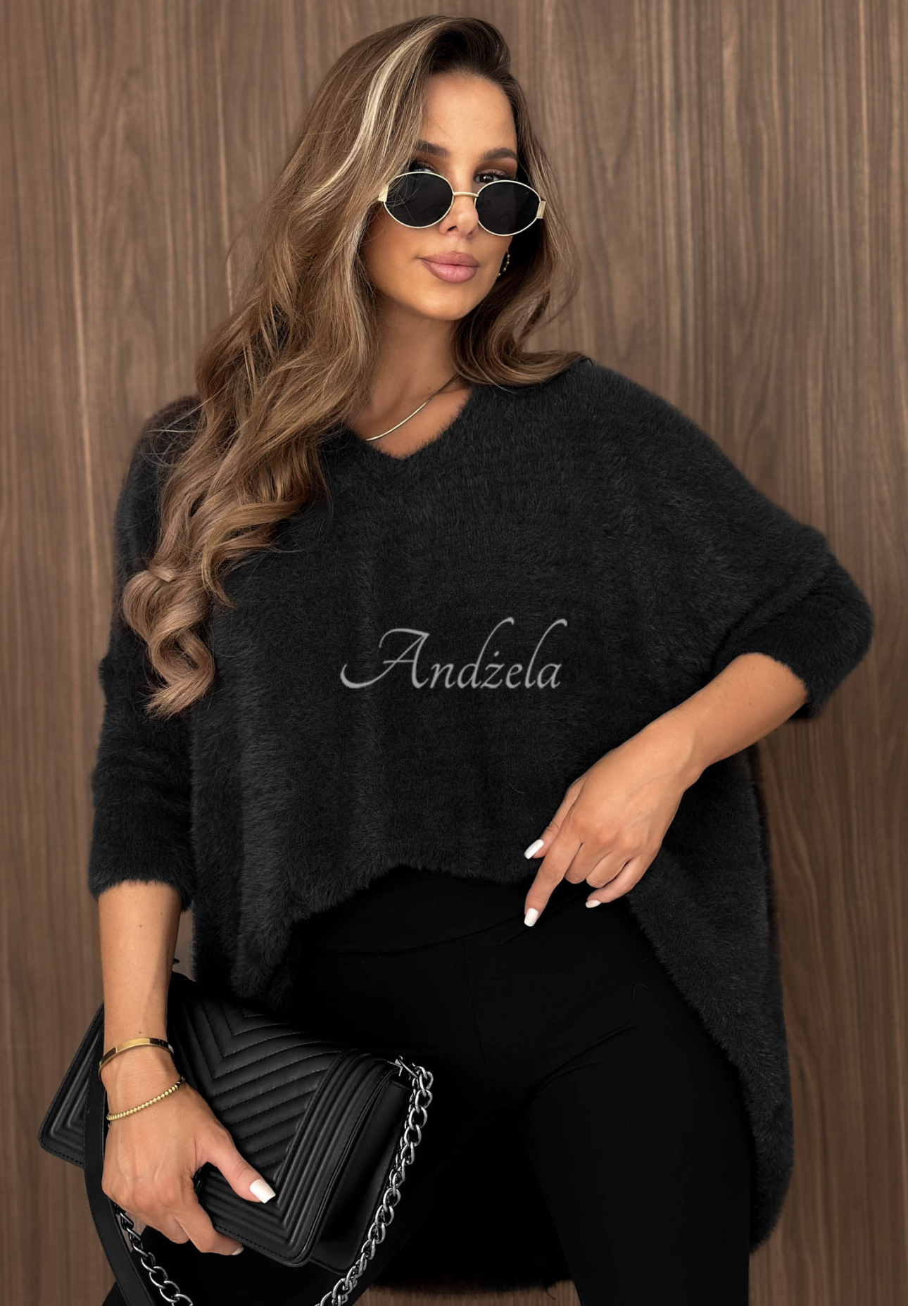 Weicher, asymmetrischer Pullover mit Ausschnitt After Rain Schwarz