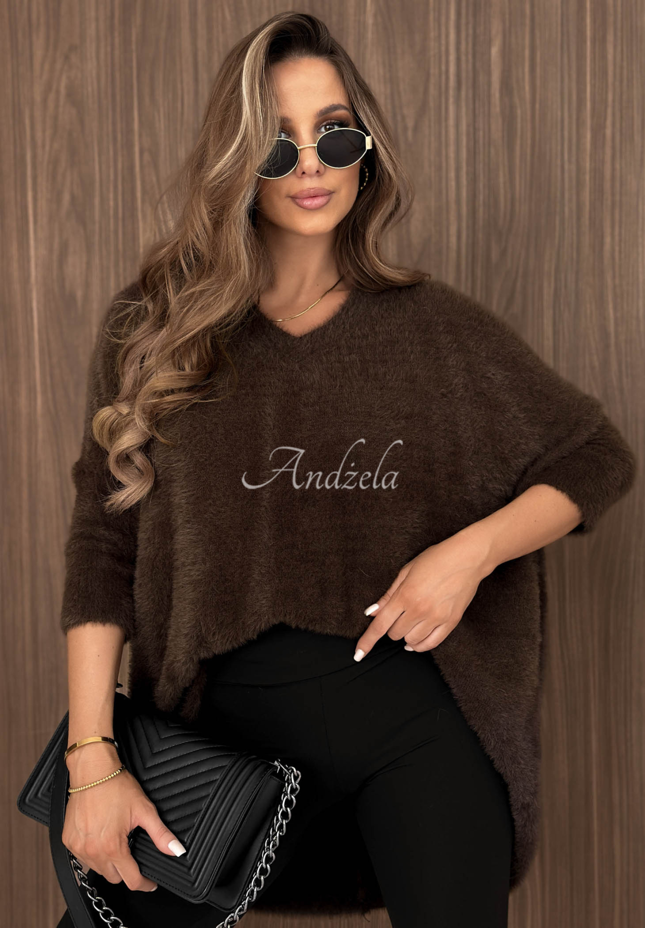 Weicher, asymmetrischer Pullover mit Ausschnitt After Rain Schokoladenbraun