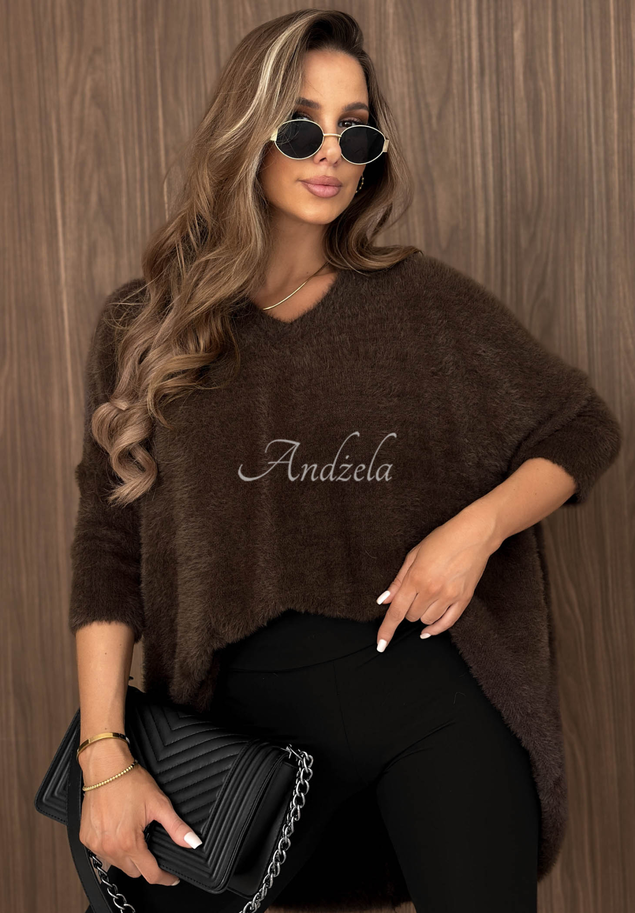 Weicher, asymmetrischer Pullover mit Ausschnitt After Rain Schokoladenbraun