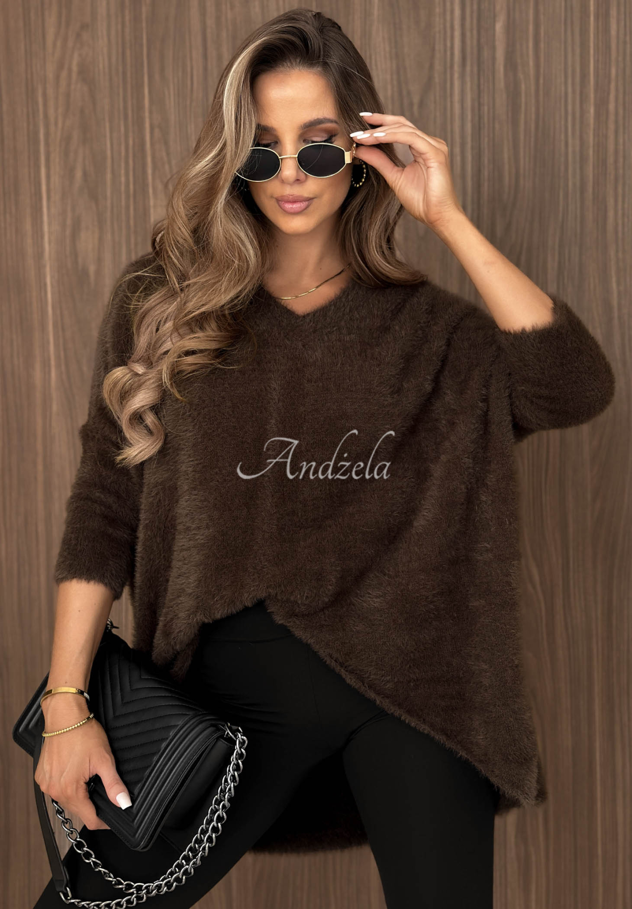 Weicher, asymmetrischer Pullover mit Ausschnitt After Rain Schokoladenbraun