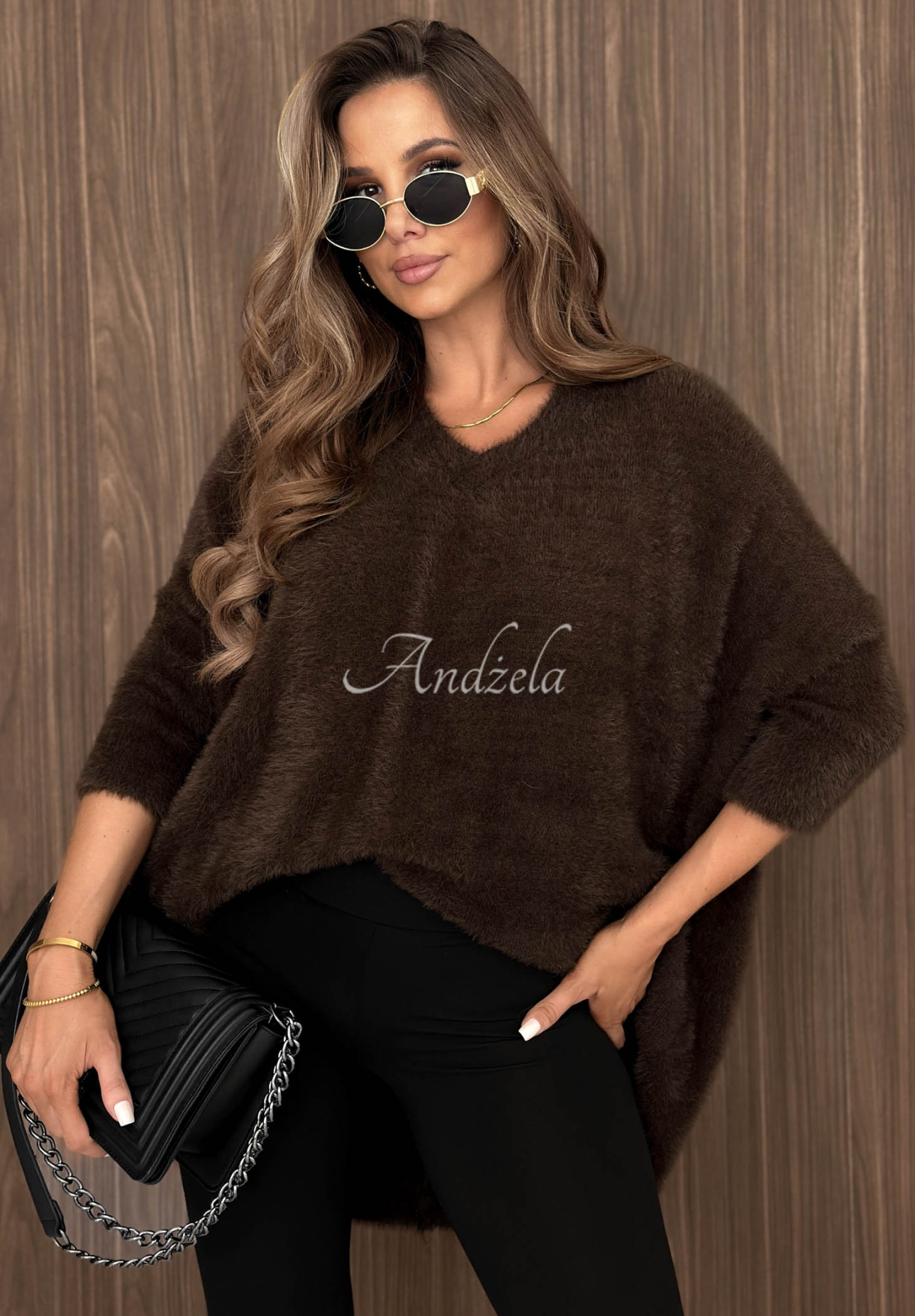 Weicher, asymmetrischer Pullover mit Ausschnitt After Rain Schokoladenbraun