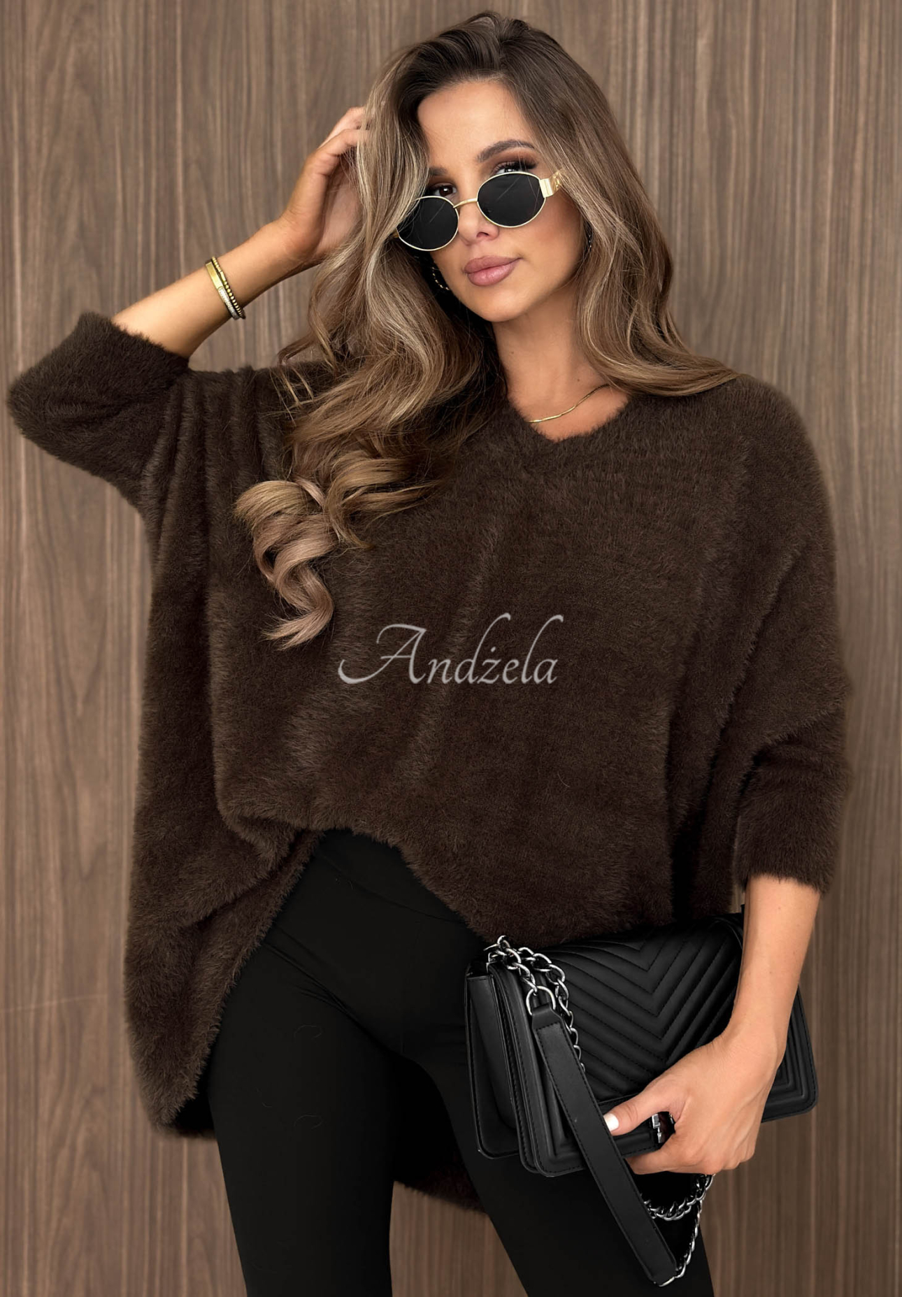 Weicher, asymmetrischer Pullover mit Ausschnitt After Rain Schokoladenbraun