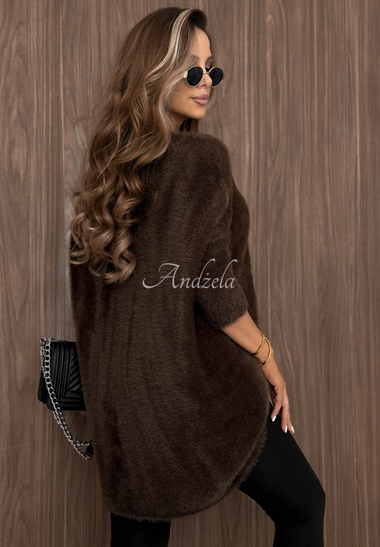 Weicher, asymmetrischer Pullover mit Ausschnitt After Rain Schokoladenbraun