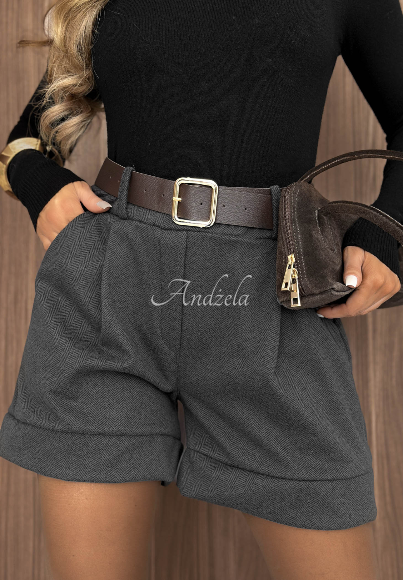 Kurze Viskose-Shorts mit Gürtel Smart Look Schwarz