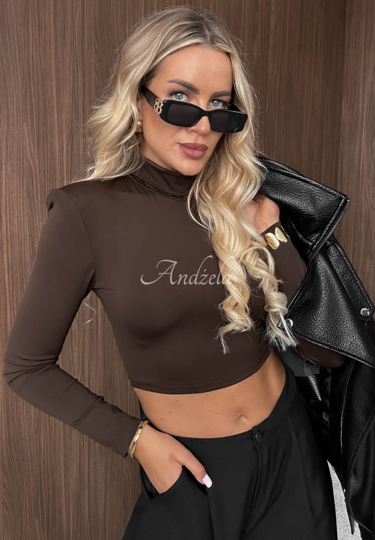 Kurzes Langarmshirt mit Stehkragen Sassy Muse Schokoladenbraun