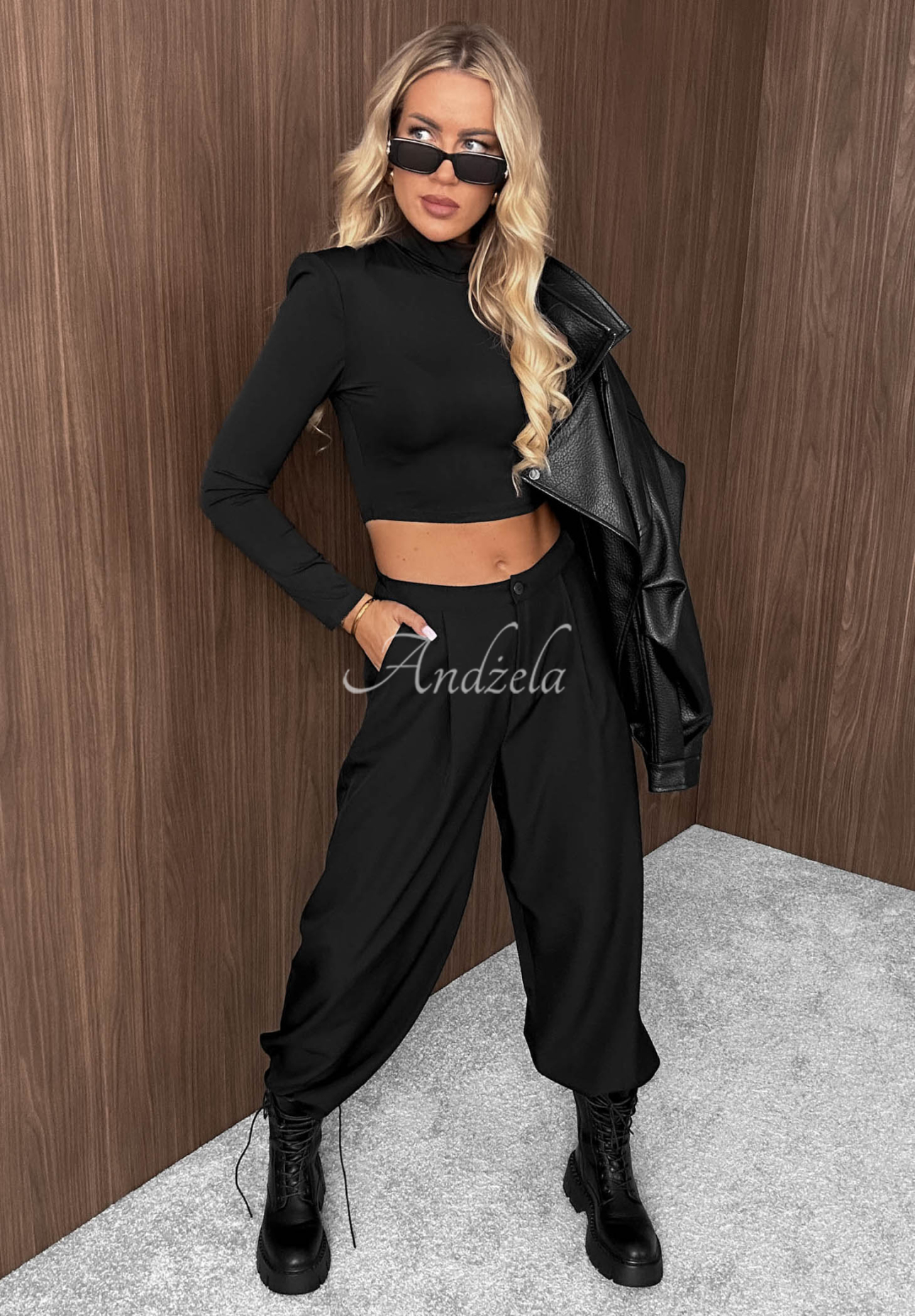 Kurzes Langarmshirt mit Stehkragen Sassy Muse Schwarz