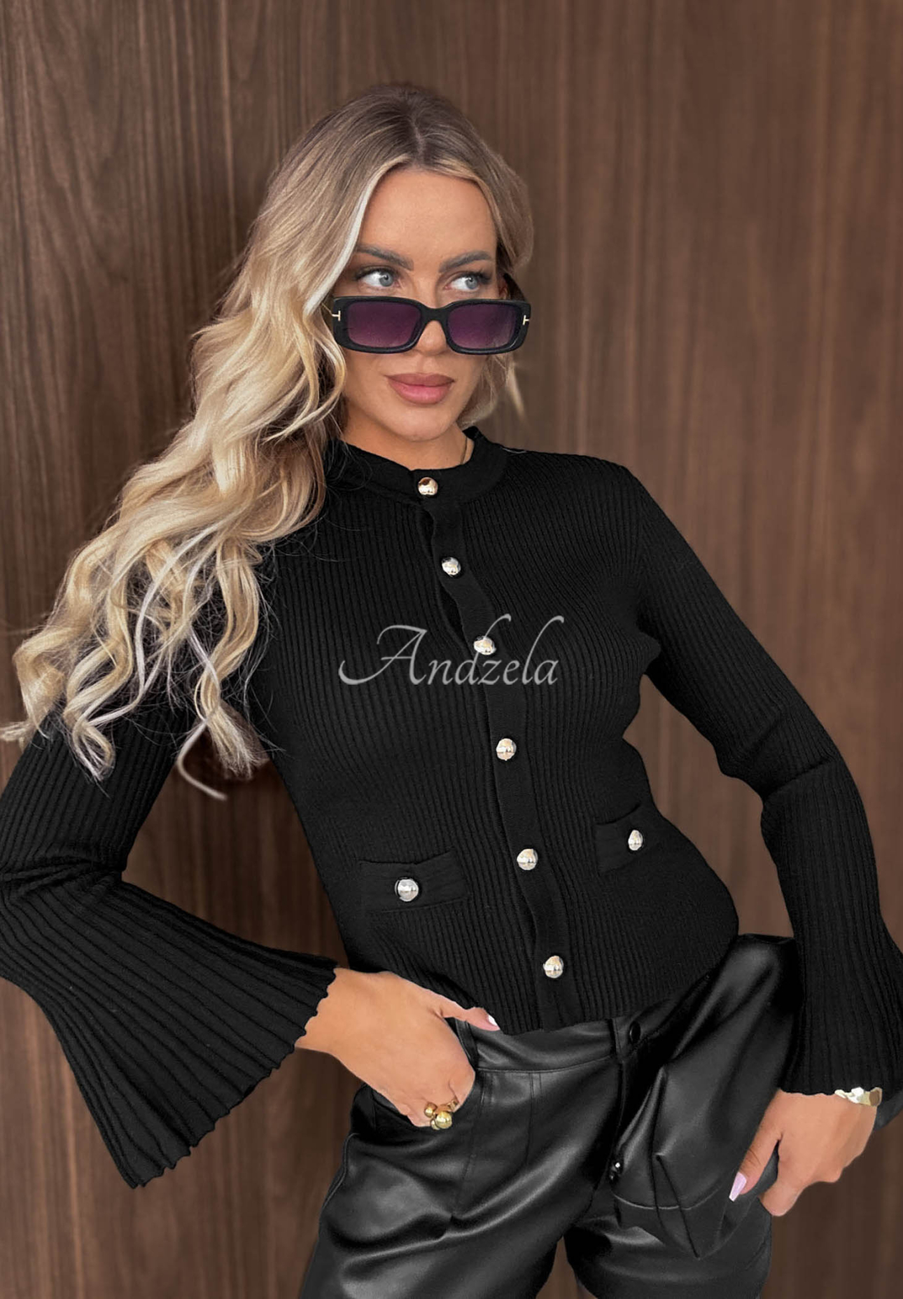 Geripptes Langarmshirt aus Viskose mit ausgestellten Ärmeln Simple Routine Schwarz