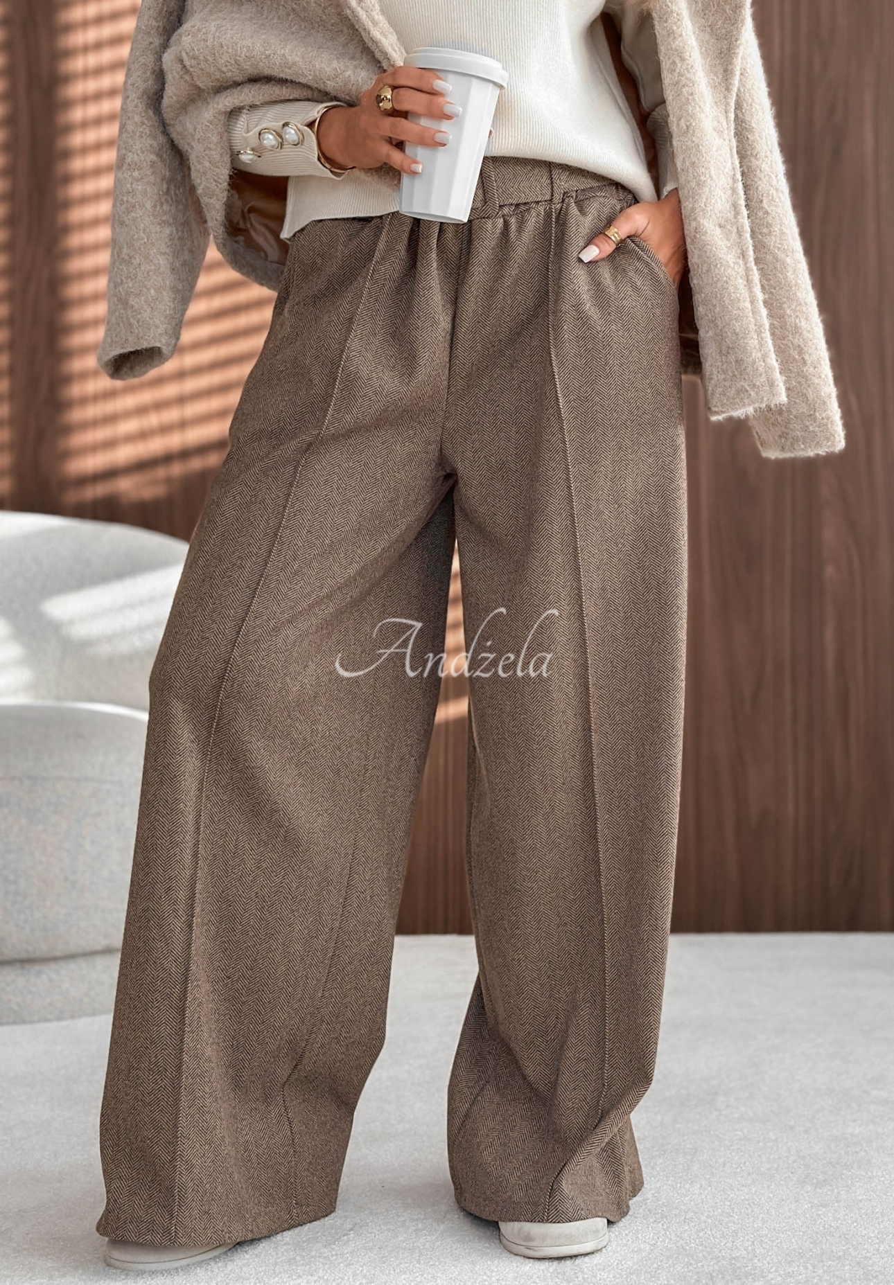 Weite Viskosehose mit Ziernähten Warm Coffee Beige